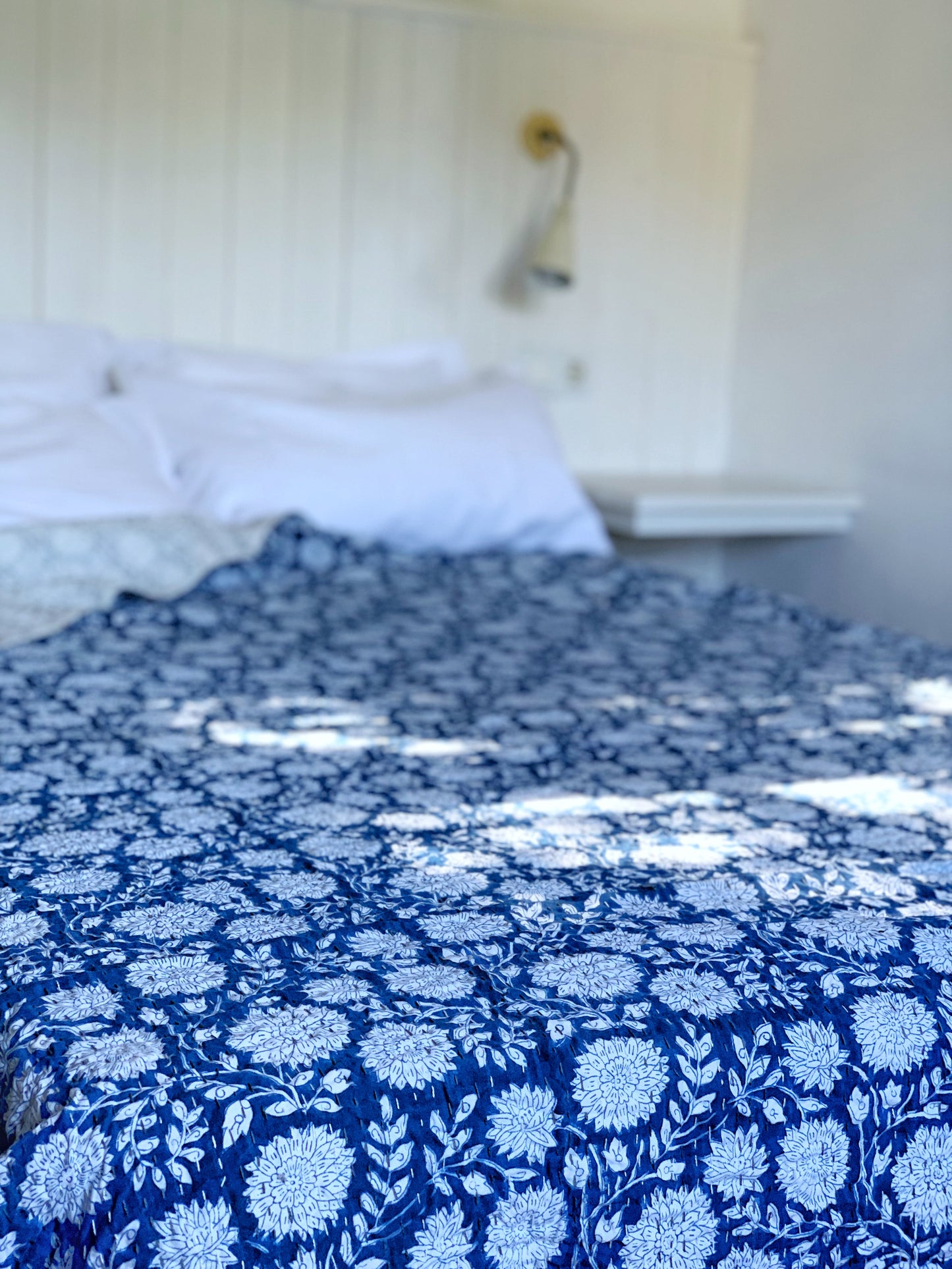 Kantha algodón 100% estampado artesanal block print India · Plaid · Colcha verano · Cubre sofá hindú · Flores azul blanco