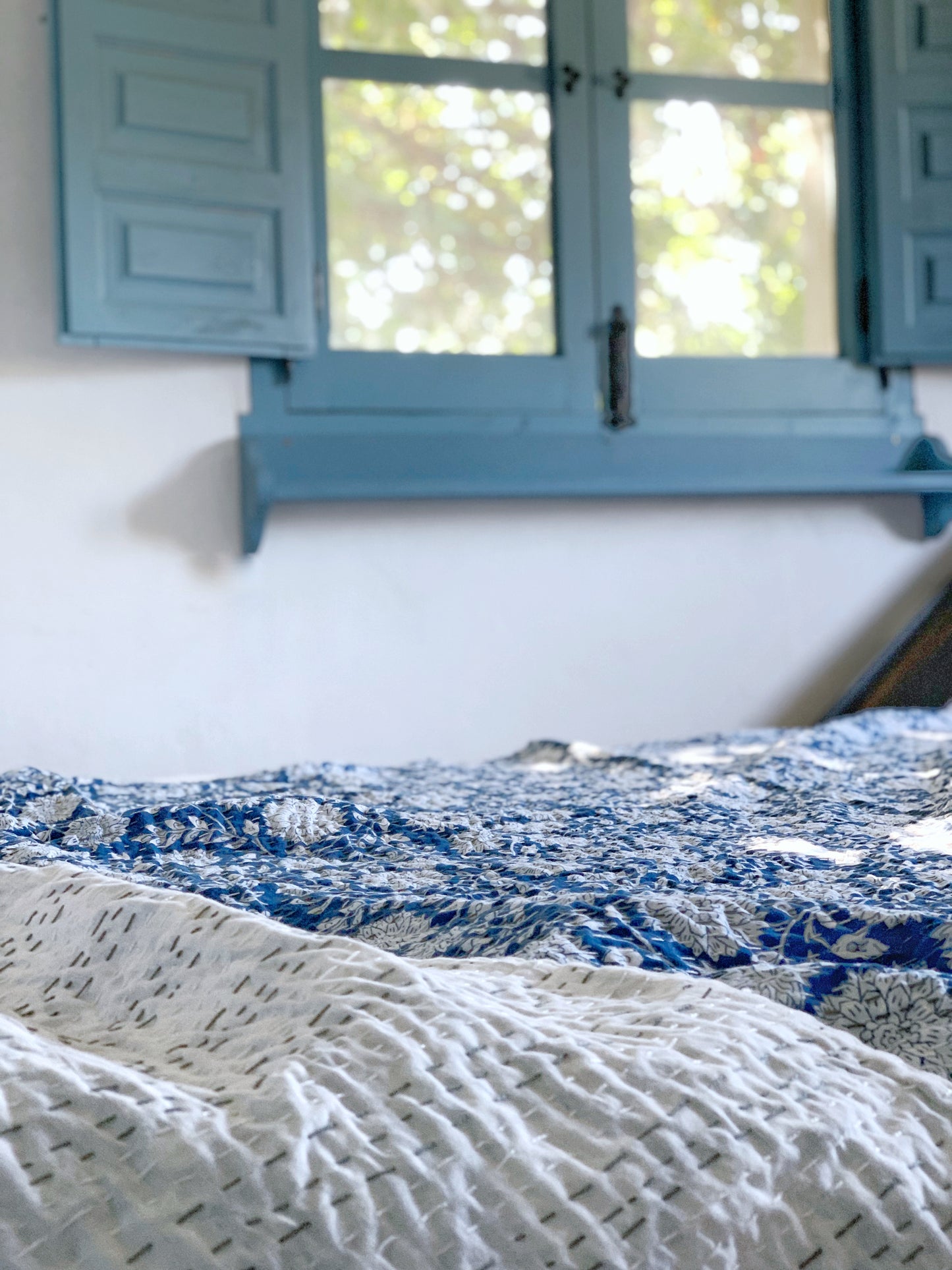 Kantha algodón 100% estampado artesanal block print India · Plaid · Colcha verano · Cubre sofá hindú · Flores azul blanco