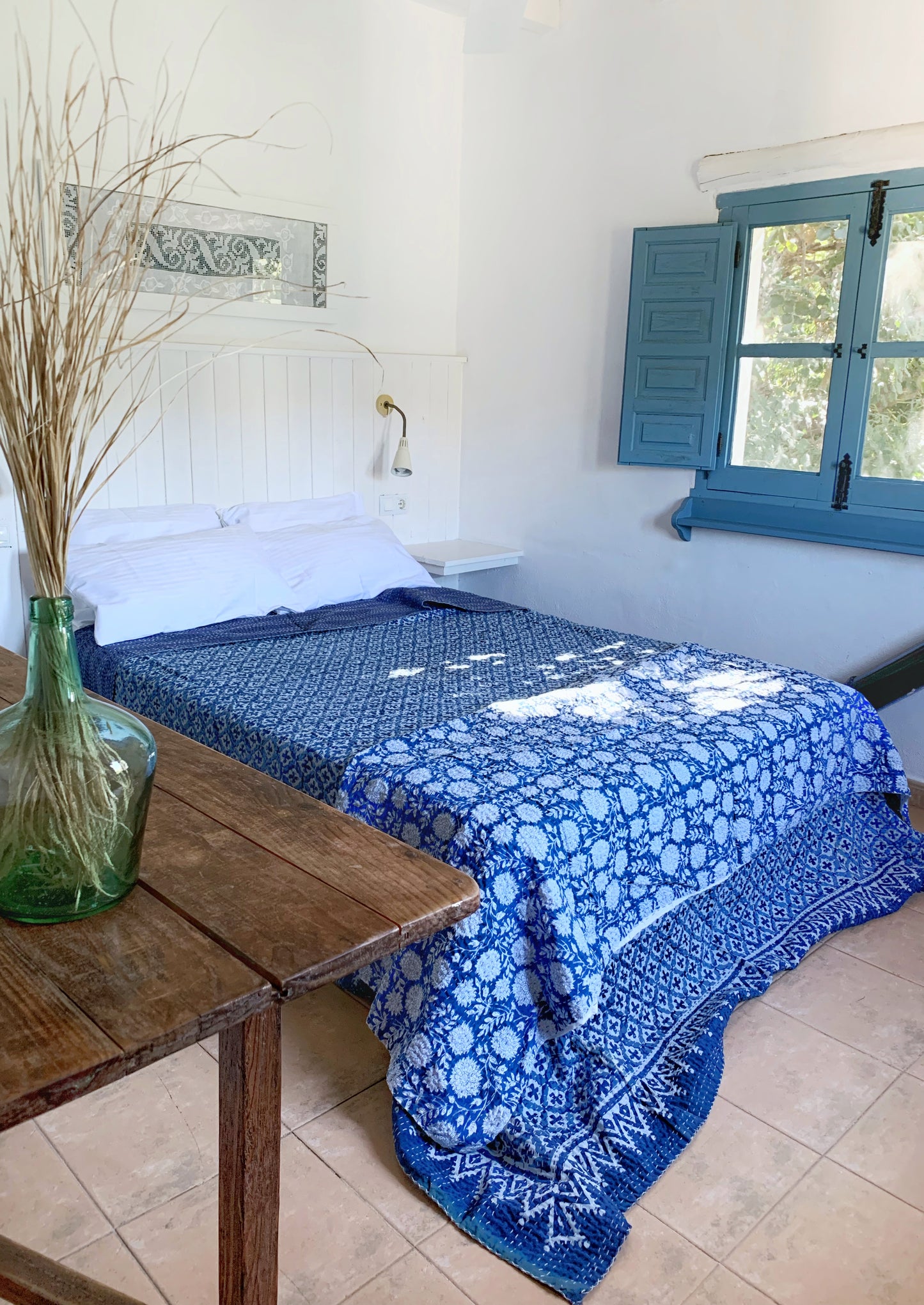 Kantha algodón 100% estampado artesanal block print India · Plaid · Colcha verano · Cubre sofá hindú · Flores azul blanco
