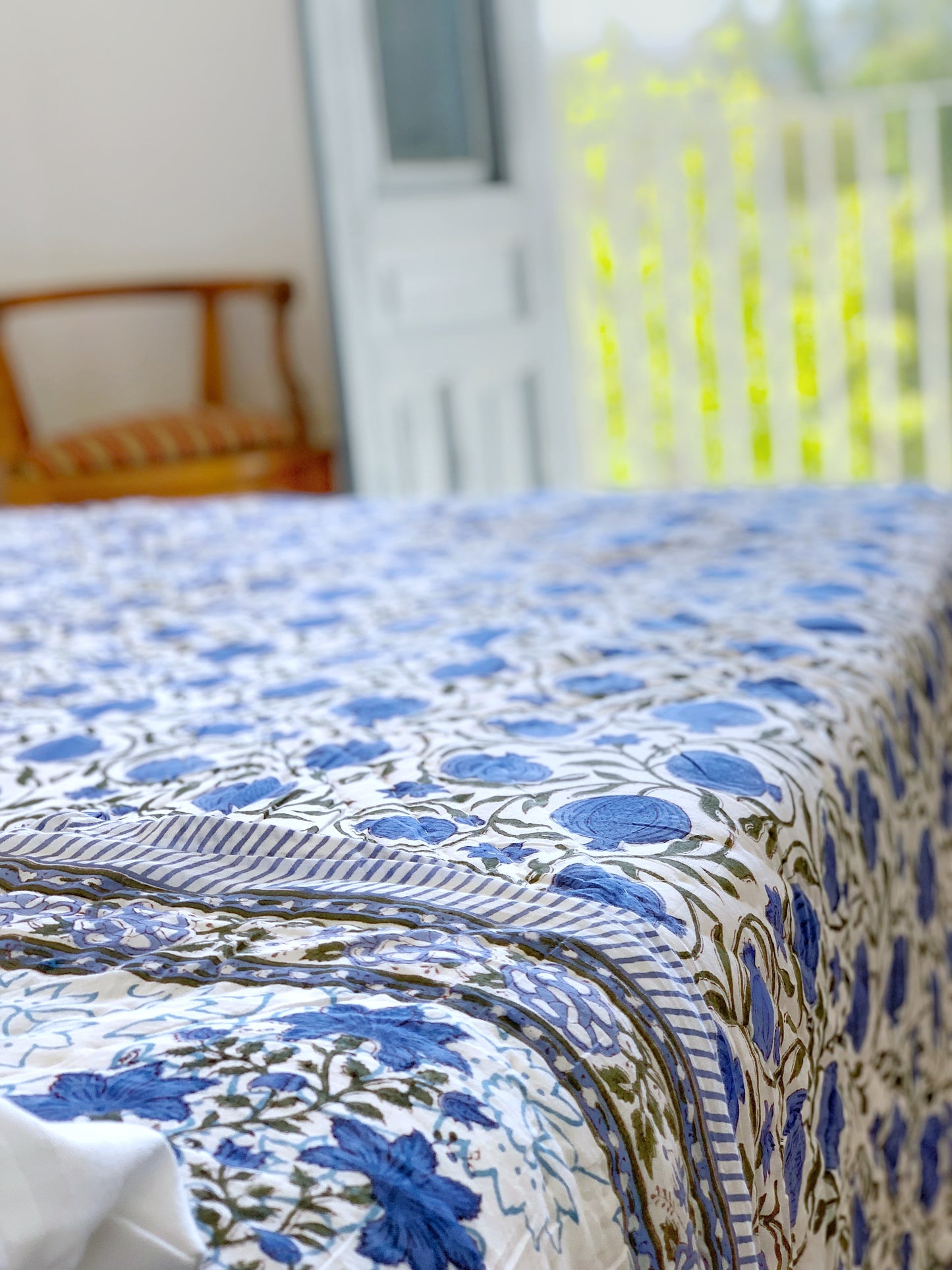 Jaipuri Razai · Edredón de algodón 100% · Hecho en India · Impresión artesanal block print · Reversible flores granadas azul · Queen size/ Individual