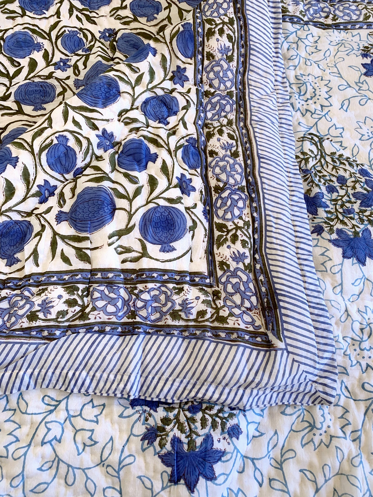 Jaipuri Razai · Edredón de algodón 100% · Hecho en India · Impresión artesanal block print · Reversible flores granadas azul · Queen size/ Individual