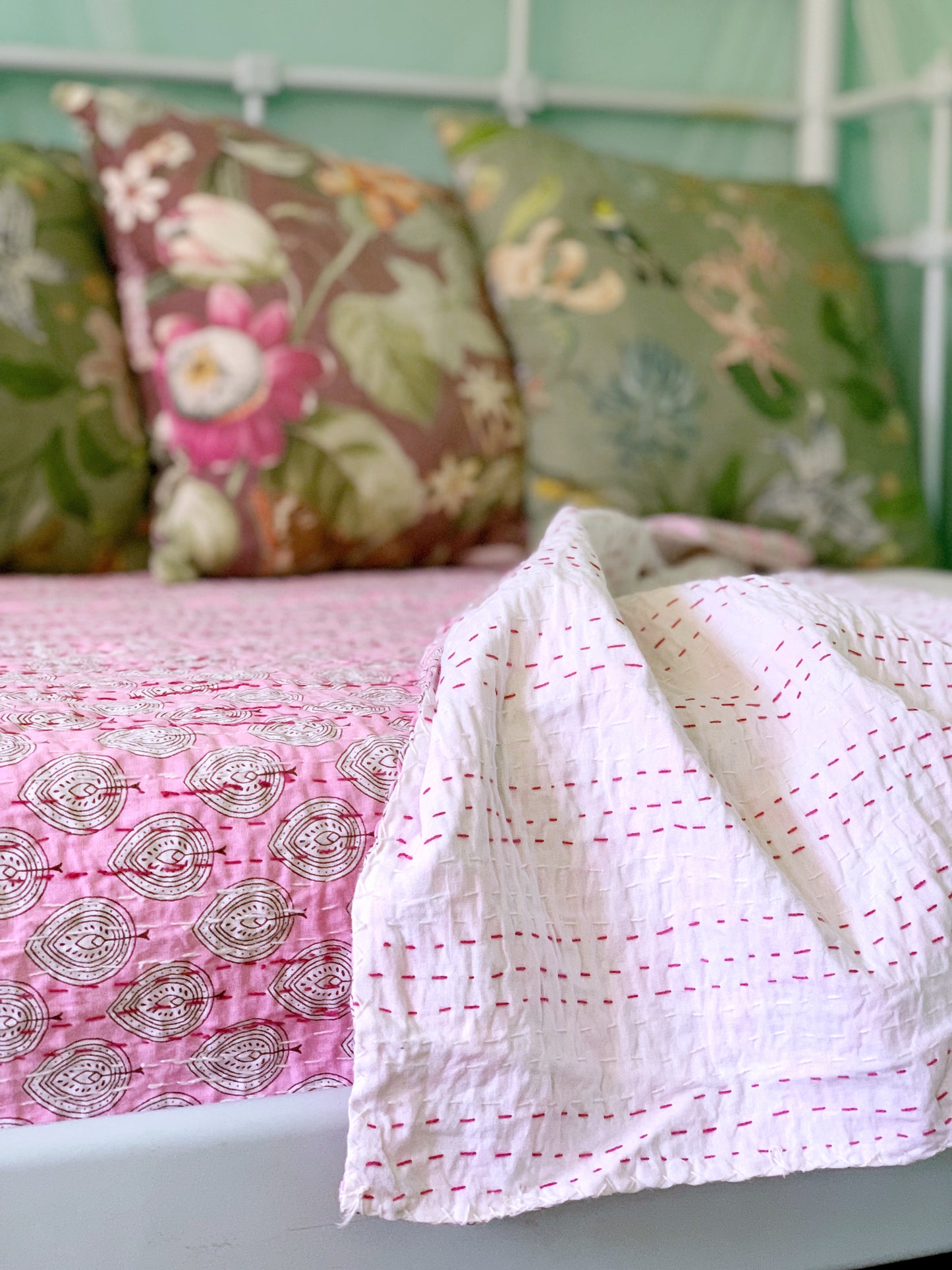 Kantha algodón 100% estampado artesanal block print India · Plaid · Colcha verano · Cubre sofá hindú · Hojas rosa blanco