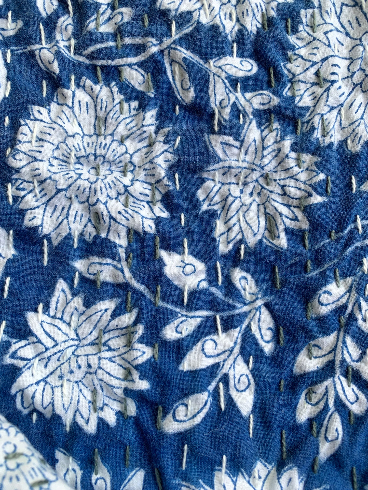 Kantha algodón 100% estampado artesanal block print India · Plaid · Colcha verano · Cubre sofá hindú · Flores azul blanco
