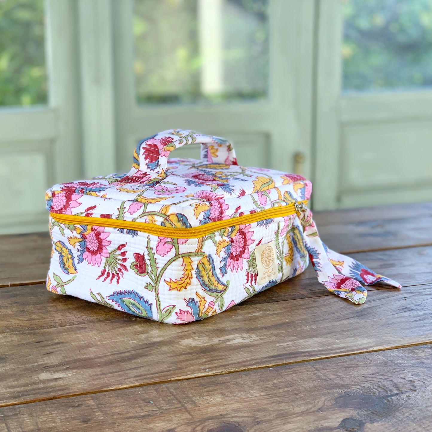 SET regalo baño · Scrunchie coletero, bolsa de aseo & zapatillas a juego · Algodón puro estampado block print en India · Rosa amarillo