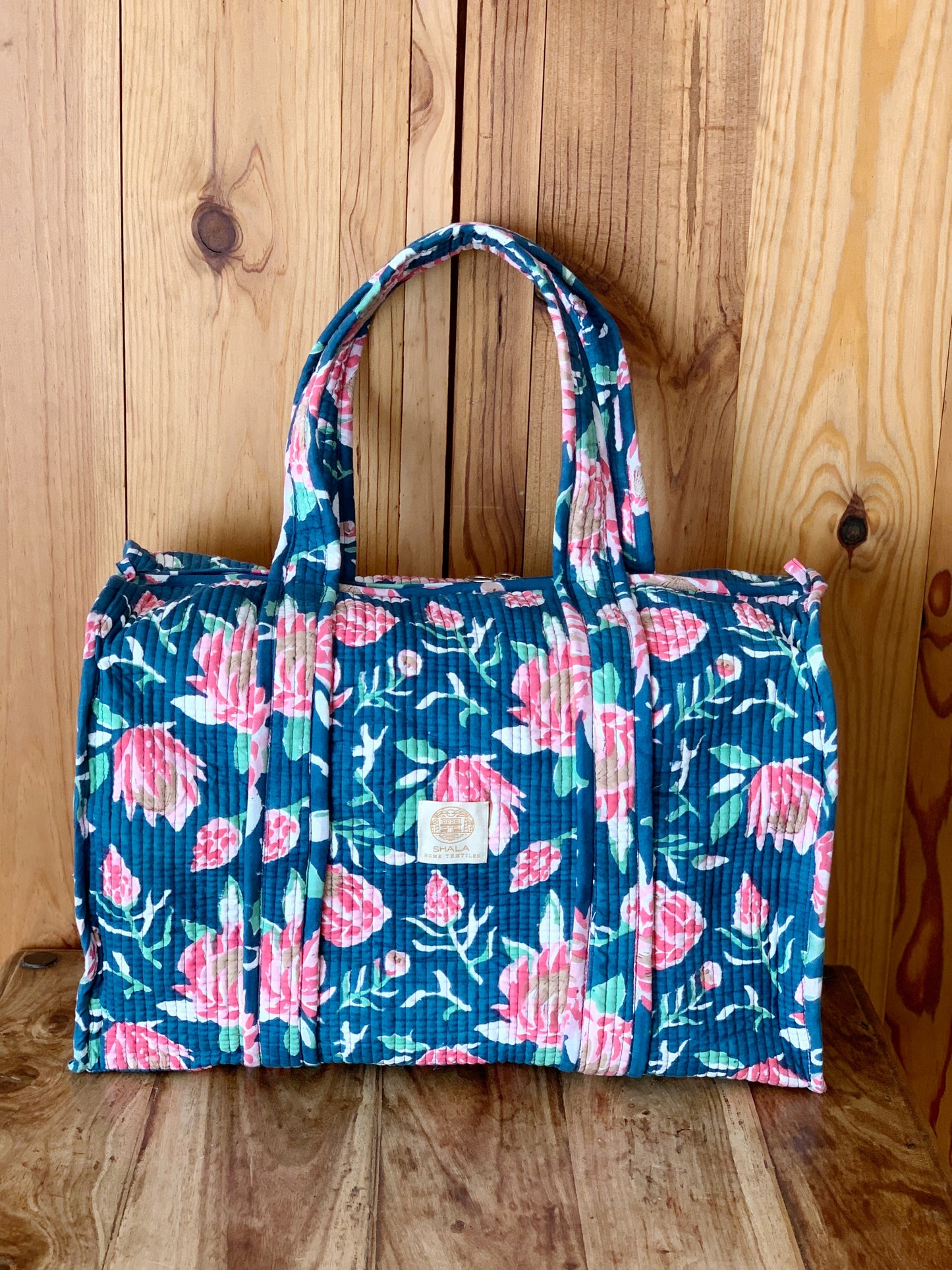 Bolsa viaje fin de semana gimnasio acolchada · Algodón puro estampado block print en India · Bolso bebé enguatado boho hindú · Azul loto rosa