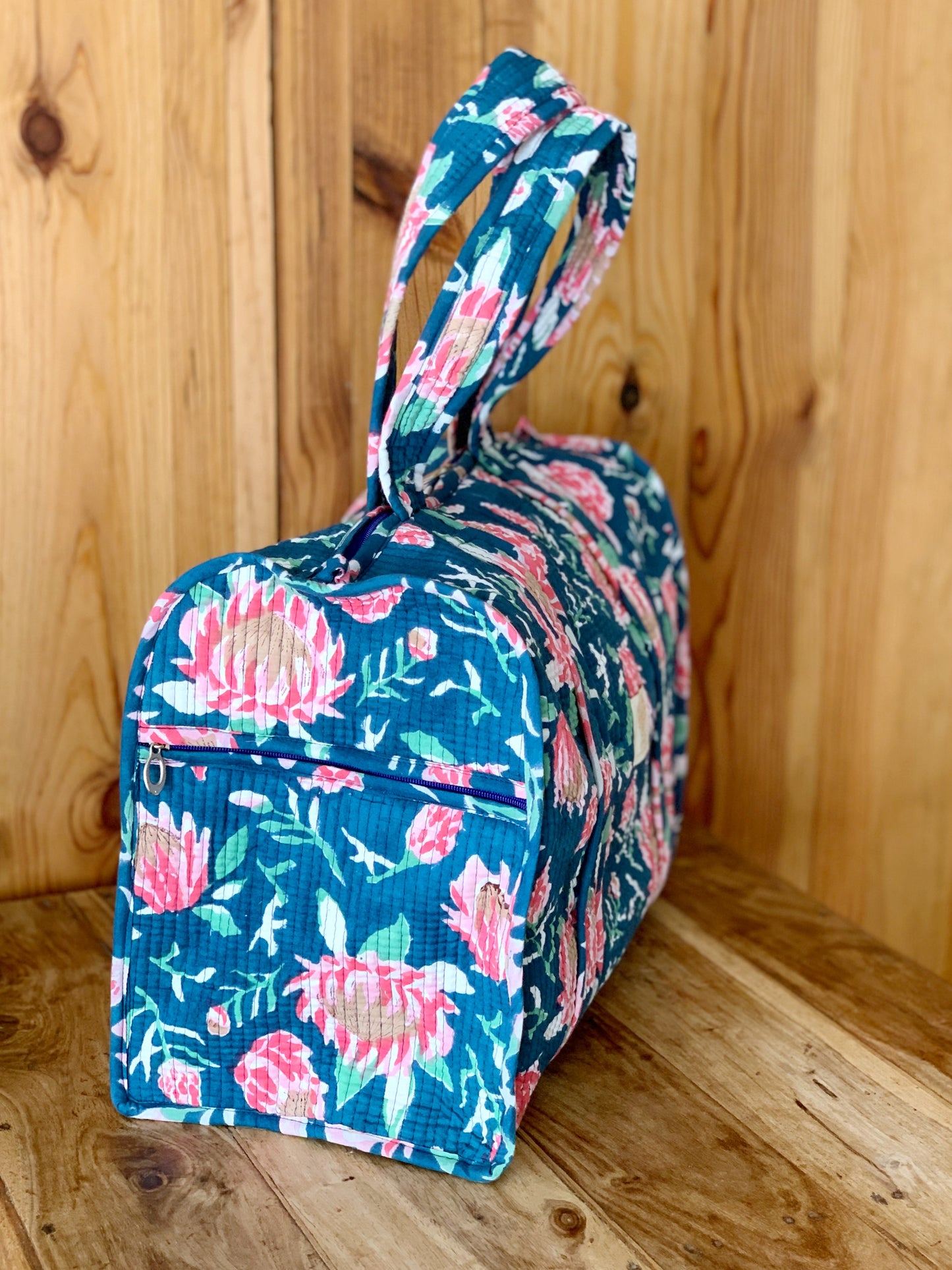 Bolsa viaje fin de semana gimnasio acolchada · Algodón puro estampado block print en India · Bolso bebé enguatado boho hindú · Azul loto rosa
