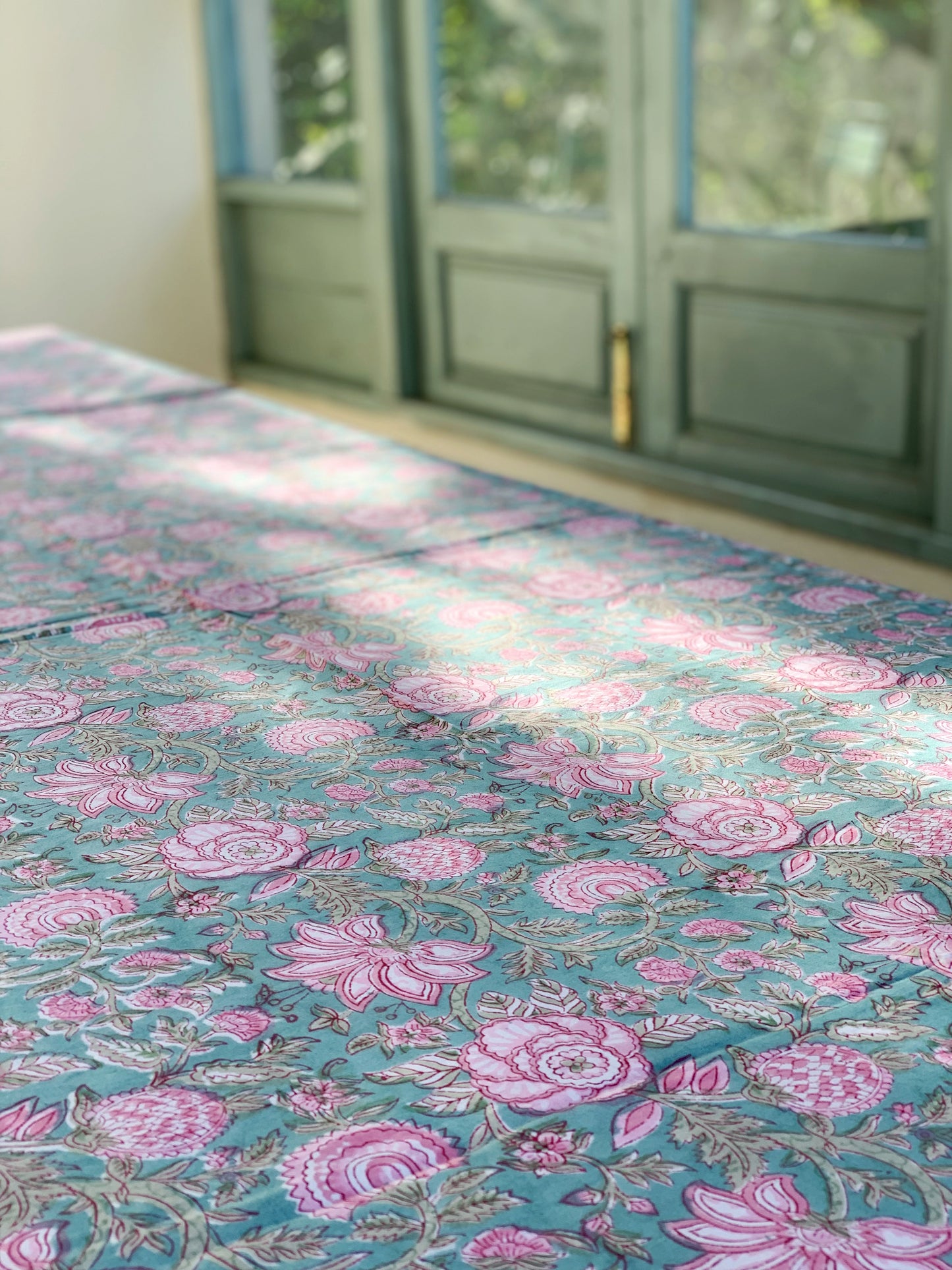 Mantel algodón puro estampado block print artesanal en India · Seis comensales · Mantel boho chic 100% algodón hindú · Flores turquesa rosa
