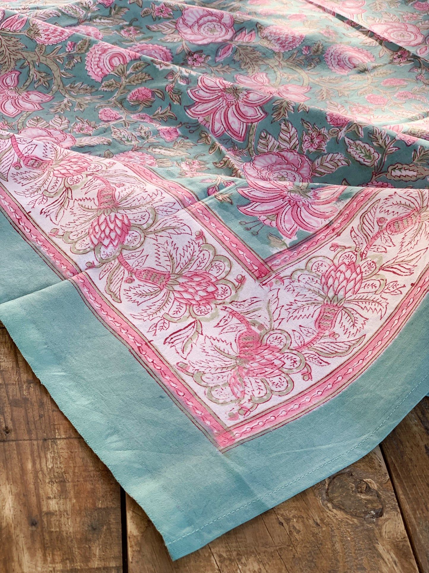 Mantel algodón puro estampado block print artesanal en India · Seis comensales · Mantel boho chic 100% algodón hindú · Flores turquesa rosa