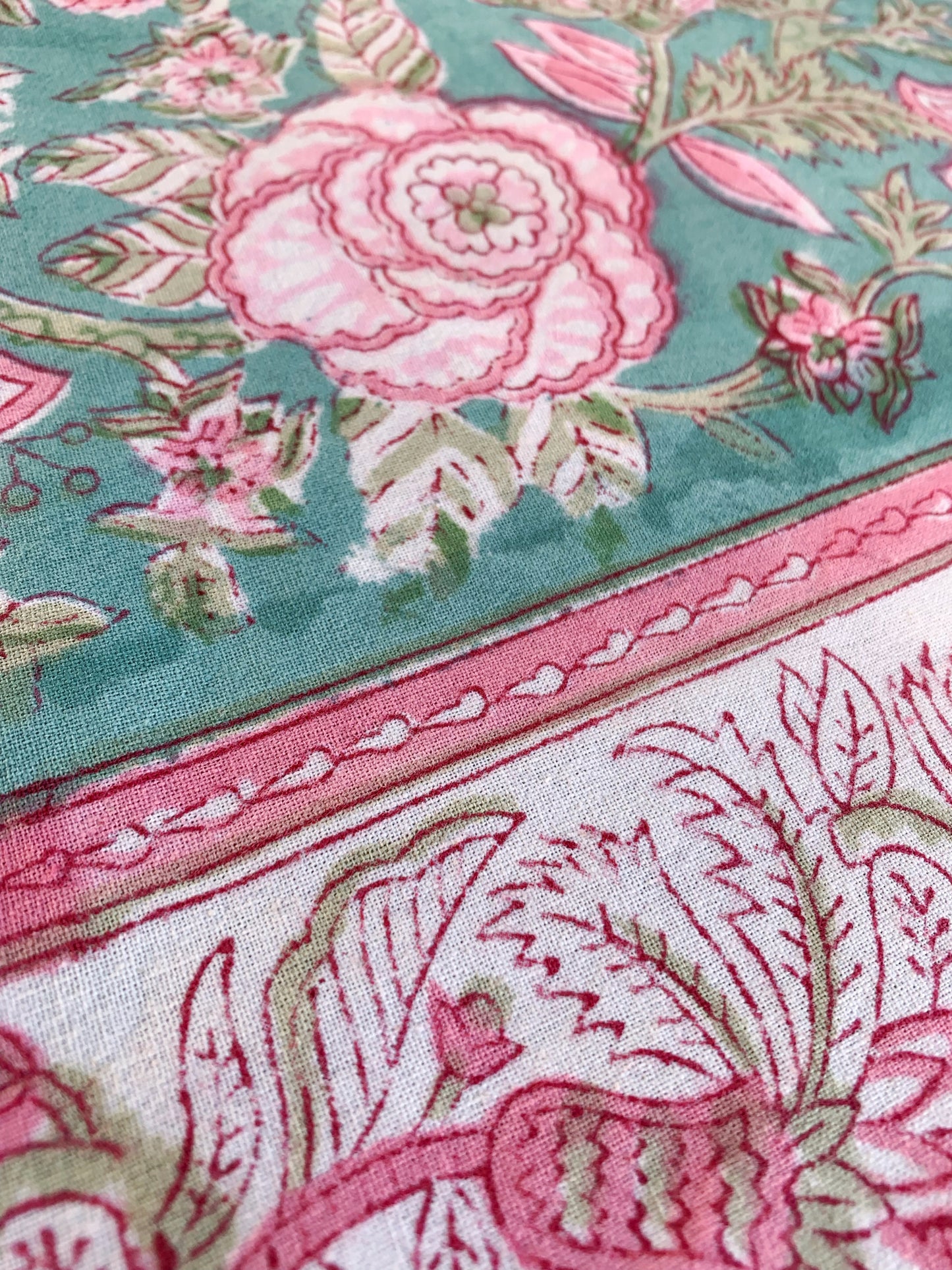 Mantel algodón puro estampado block print artesanal en India · Seis comensales · Mantel boho chic 100% algodón hindú · Flores turquesa rosa