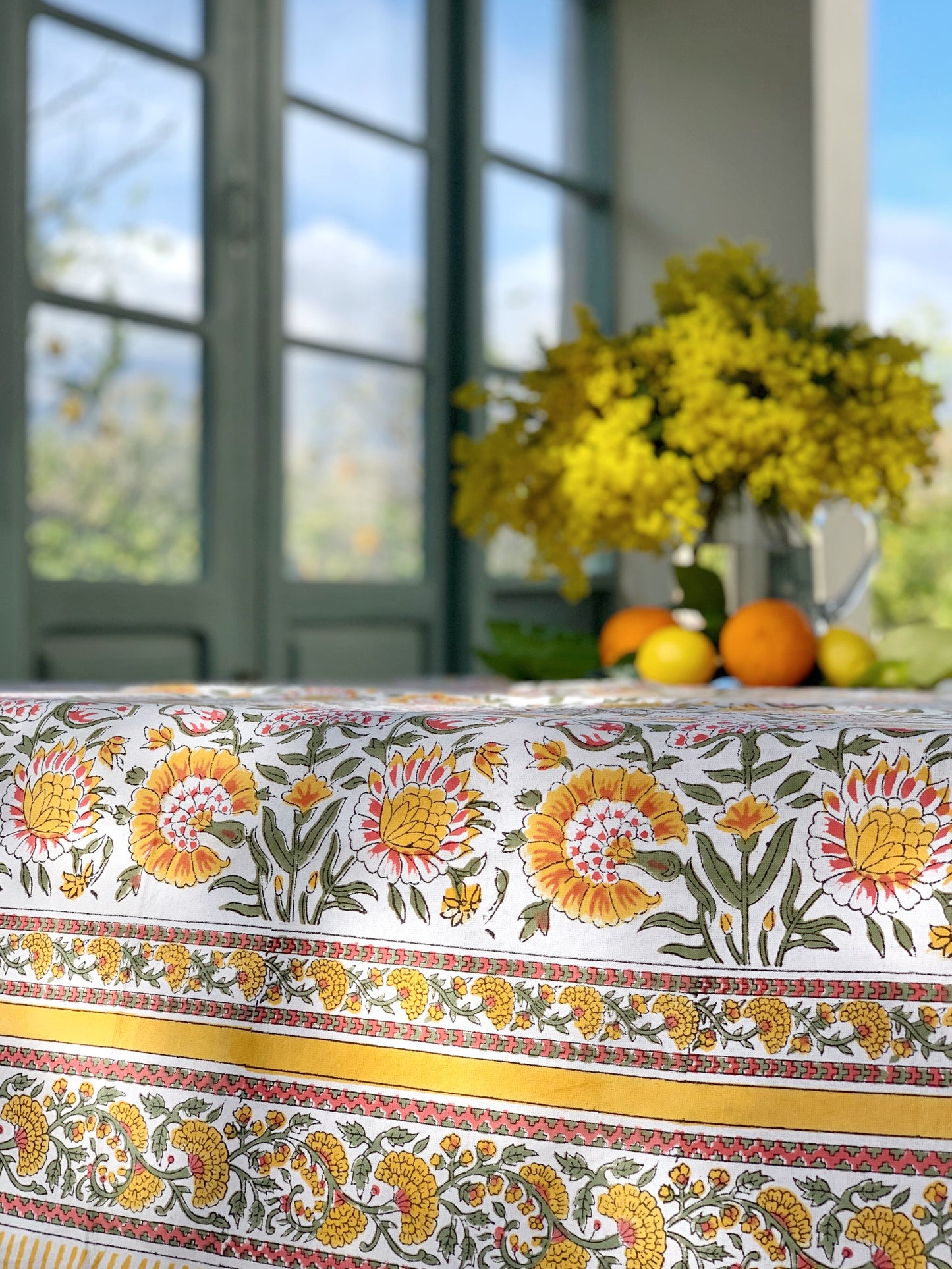 Mantel algodón puro estampado block print artesanal en India · Seis comensales · Mantel boho chic 100% algodón hindú · Blanco flor amarillo