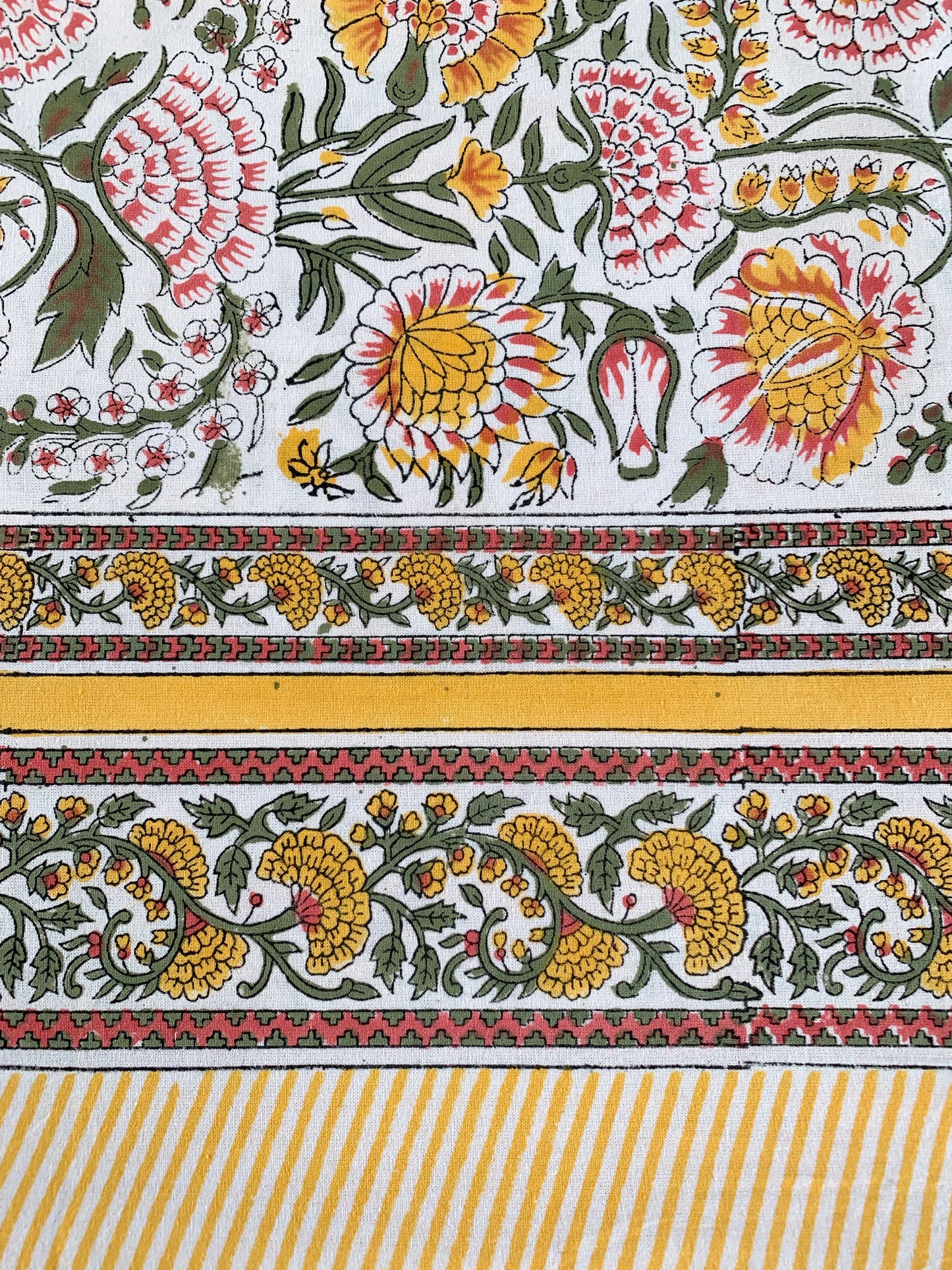 Mantel algodón puro estampado block print artesanal en India · Seis comensales · Mantel boho chic 100% algodón hindú · Blanco flor amarillo