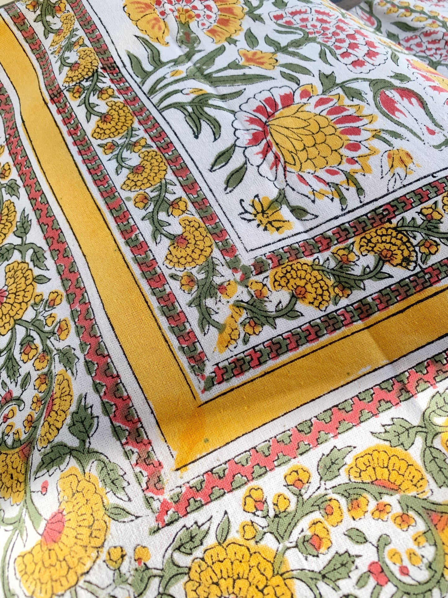 Mantel algodón puro estampado block print artesanal en India · Seis comensales · Mantel boho chic 100% algodón hindú · Blanco flor amarillo