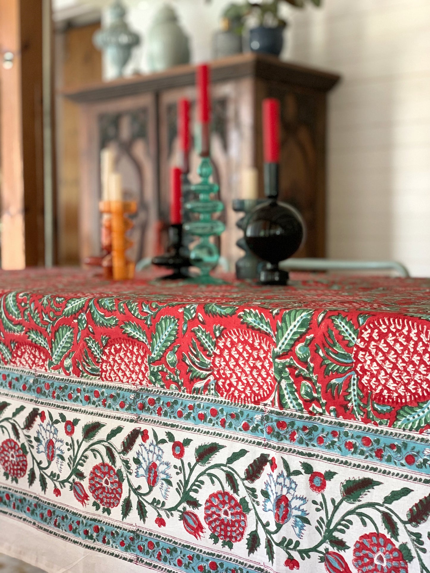 Mantel algodón puro estampado block print artesanal en India · Seis comensales · Mantel boho chic 100% algodón hindú · Piñas rojo verde