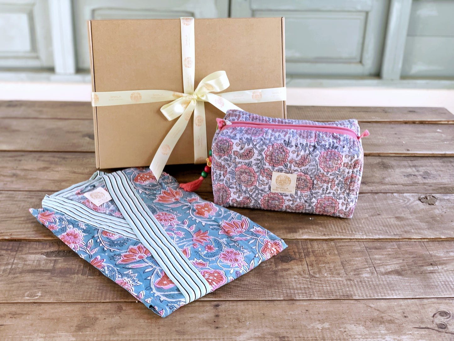 SET regalo · Bata kimono y bolsa de aseo juego · Algodón 100% puro estampado block print artesanal en India · Agua rosa