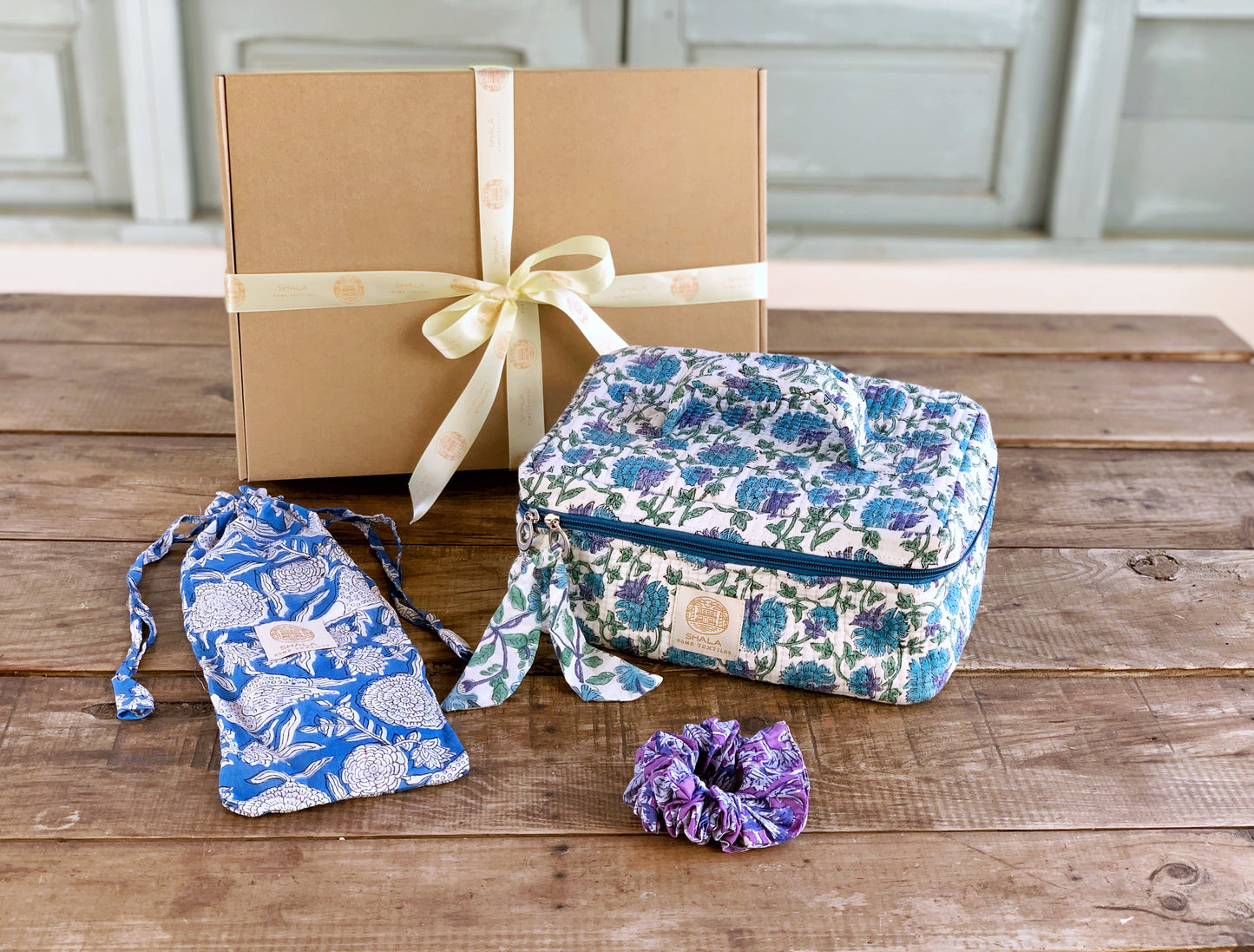 SET regalo baño · Scrunchie coletero, bolsa de aseo & zapatillas a juego · Algodón puro estampado block print en India · Azul mix