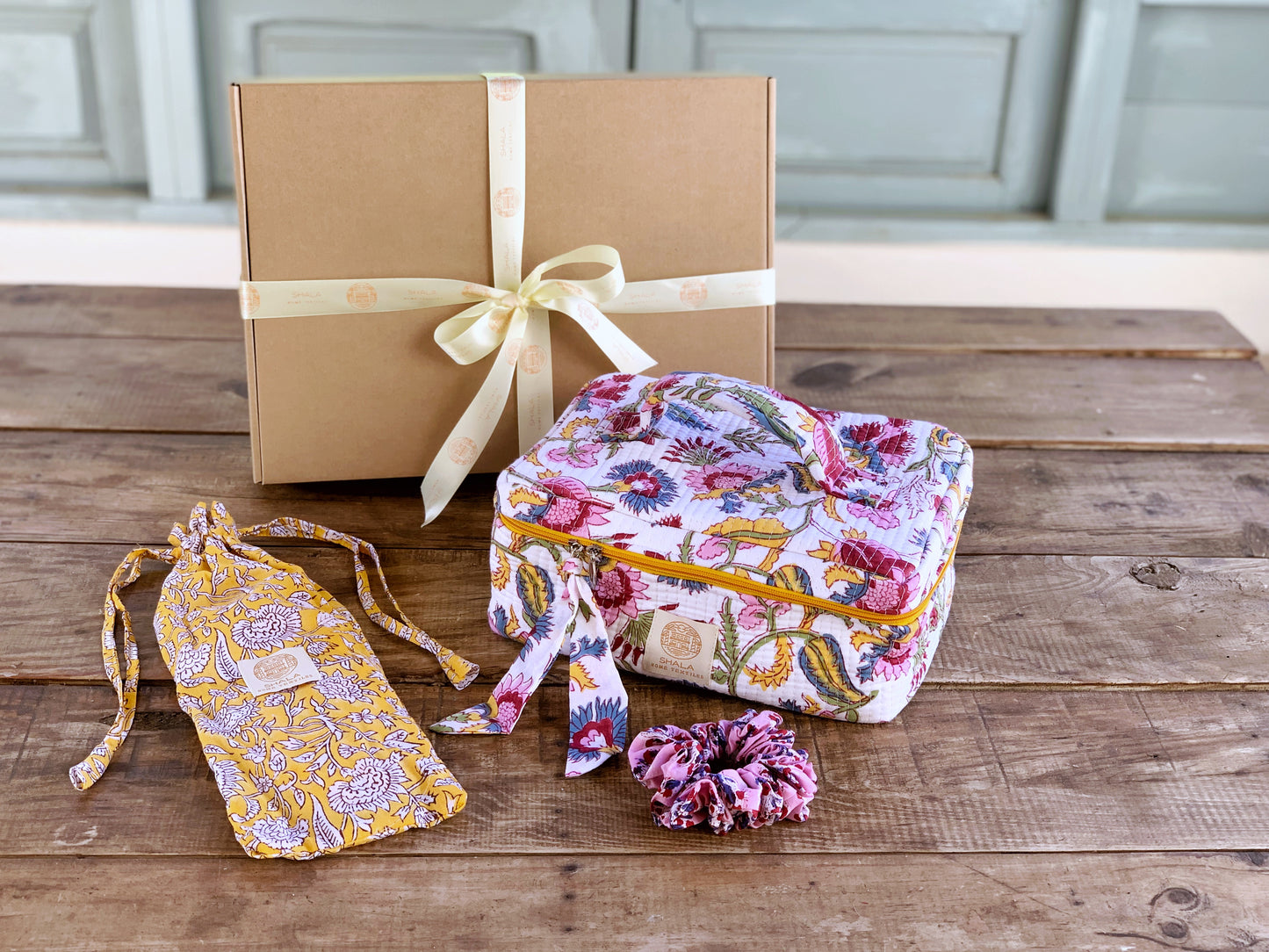 SET regalo baño · Scrunchie coletero, bolsa de aseo & zapatillas a juego · Algodón puro estampado block print en India · Rosa amarillo