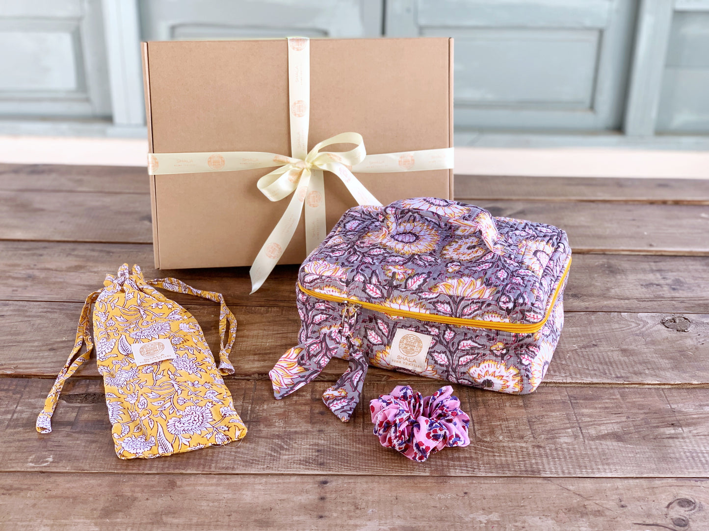 SET regalo baño · Scrunchie coletero, bolsa de aseo & zapatillas a juego · Algodón puro estampado block print en India · Gris amarillo