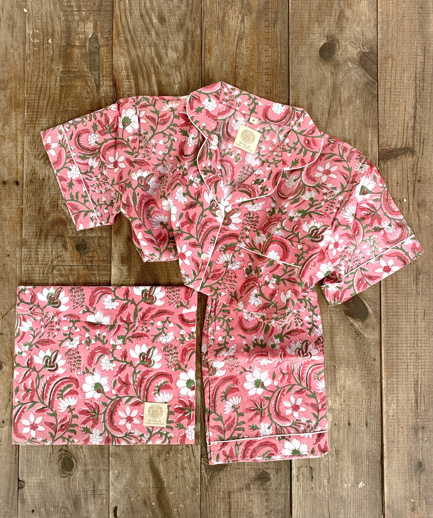 Short-sleeved and pants pajamas · Pure cotton block printed in India · 100% cotton summer pajamas · Blue red flowers