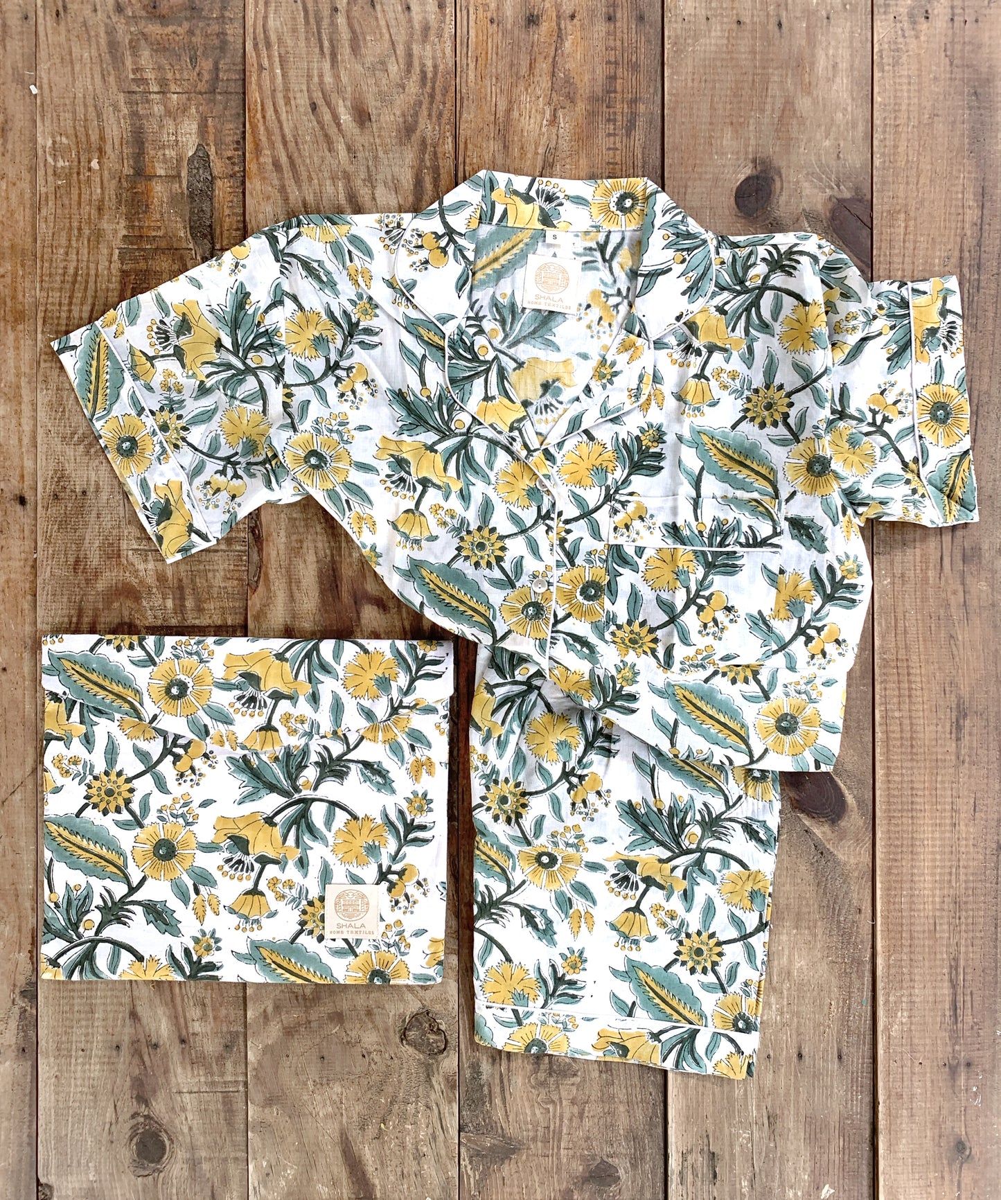 Short-sleeved and pants pajamas · Pure cotton block printed in India · 100% cotton summer pajamas · Blue red flowers