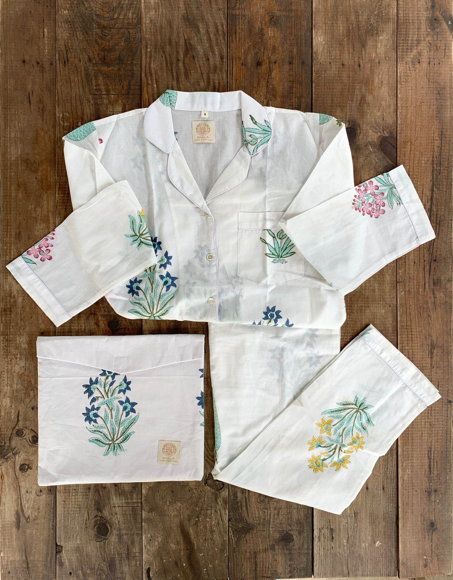 Pijama manga y pantalón largos · Algodón puro estampado block print artesanal en India · Pijama invierno algodón 100% · Blanco flores