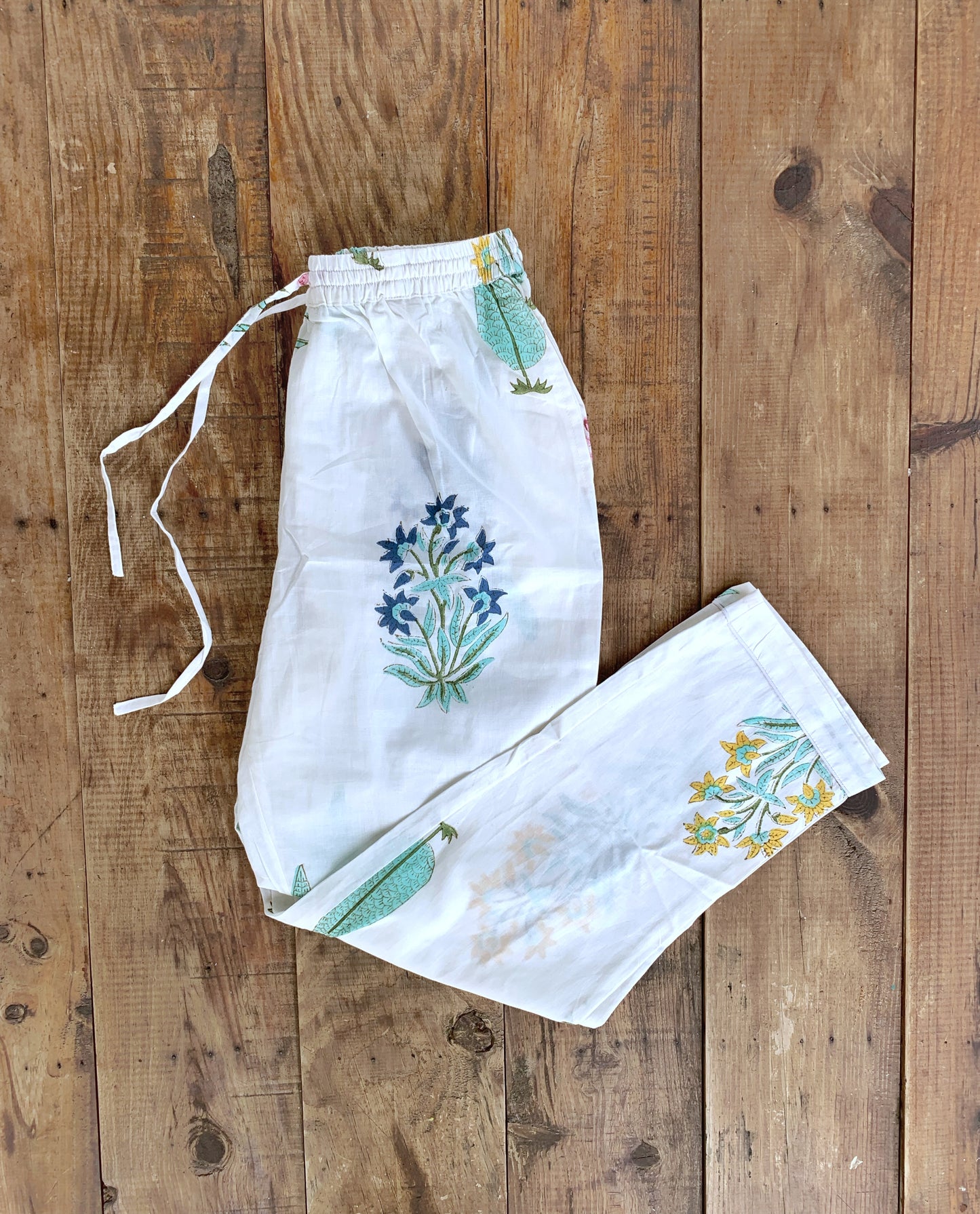 Pijama manga y pantalón largos · Algodón puro estampado block print artesanal en India · Pijama invierno algodón 100% · Blanco flores