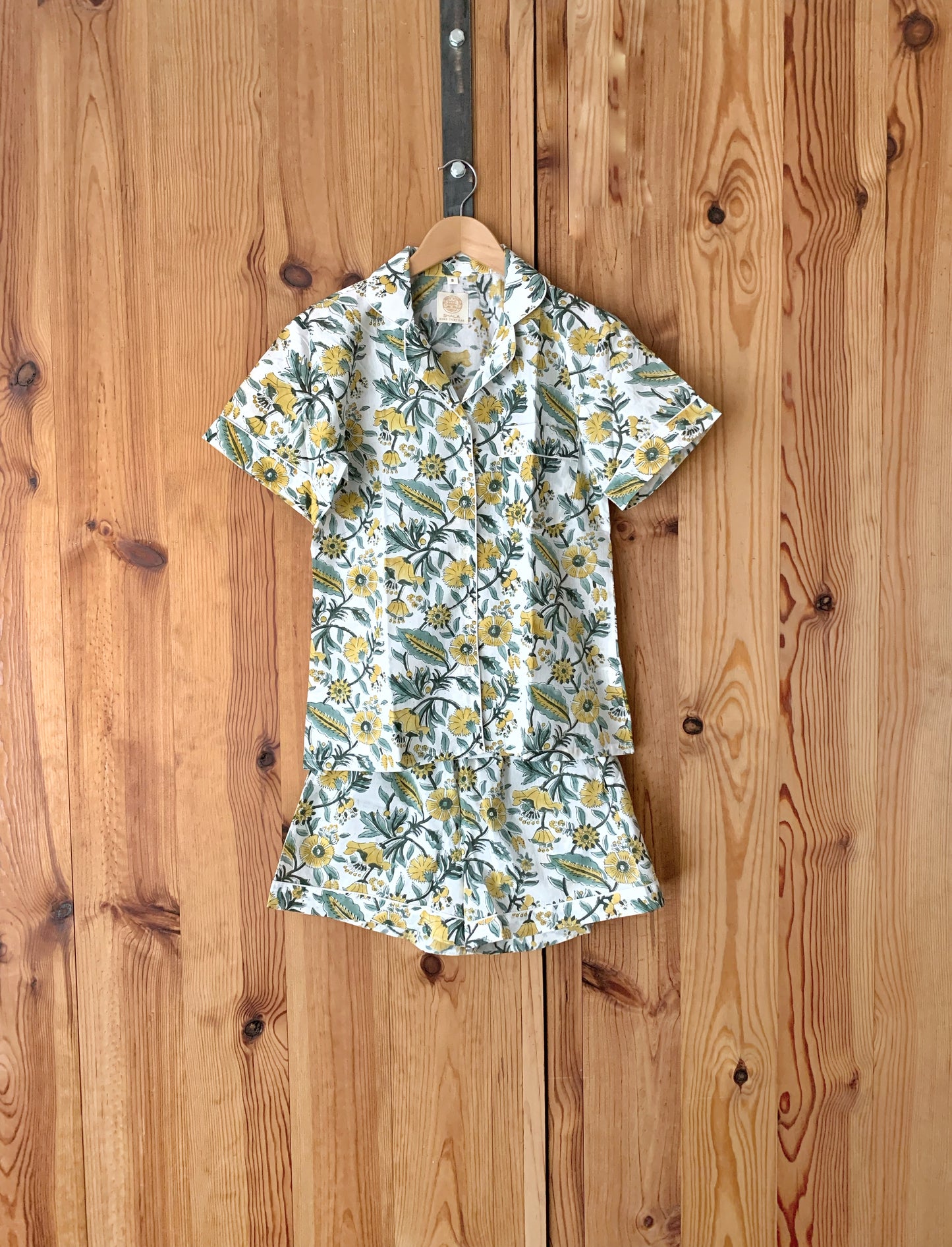 Short-sleeved and pants pajamas · Pure cotton block printed in India · 100% cotton summer pajamas · Blue red flowers