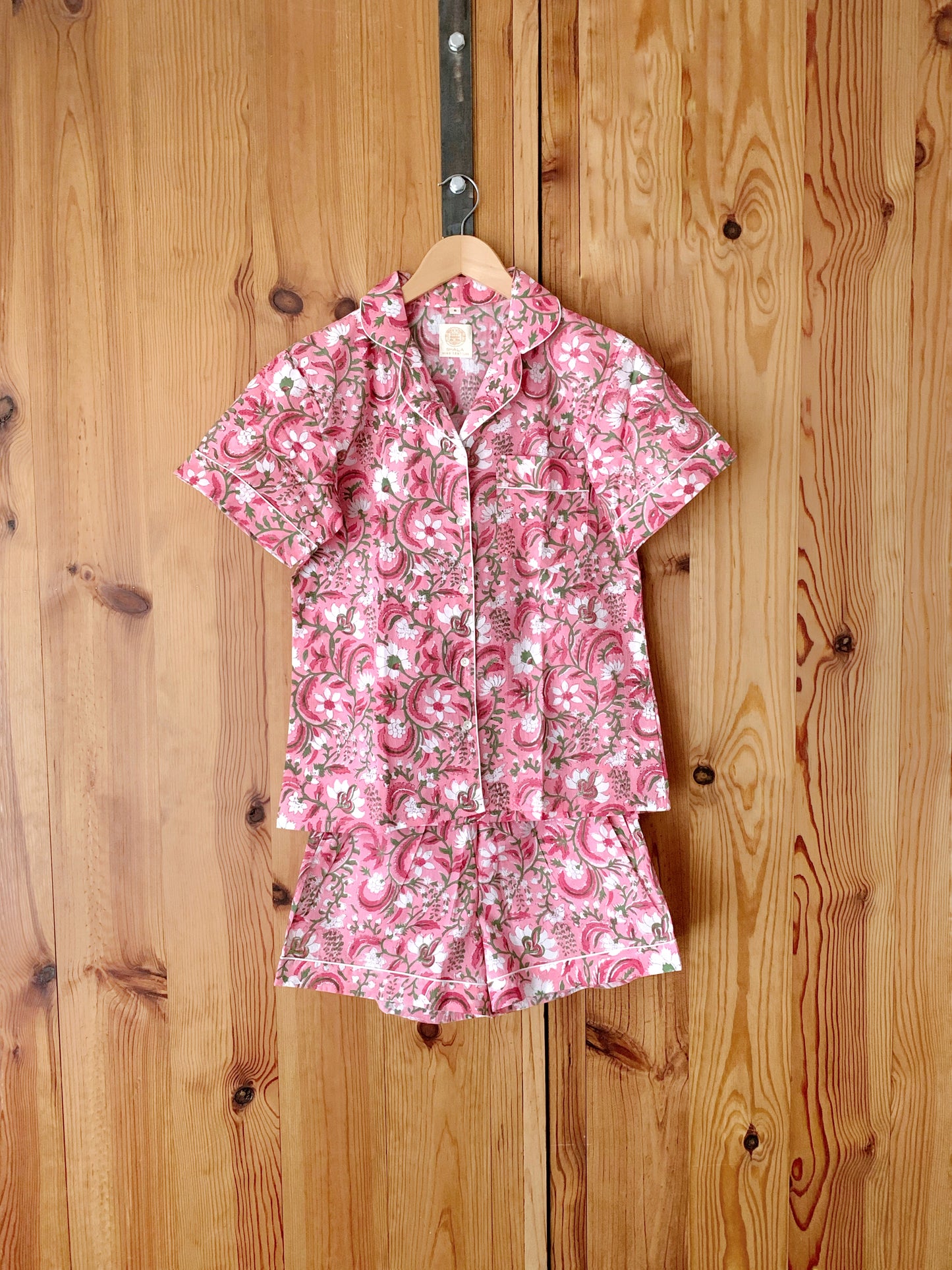 Short-sleeved and pants pajamas · Pure cotton block printed in India · 100% cotton summer pajamas · Blue red flowers