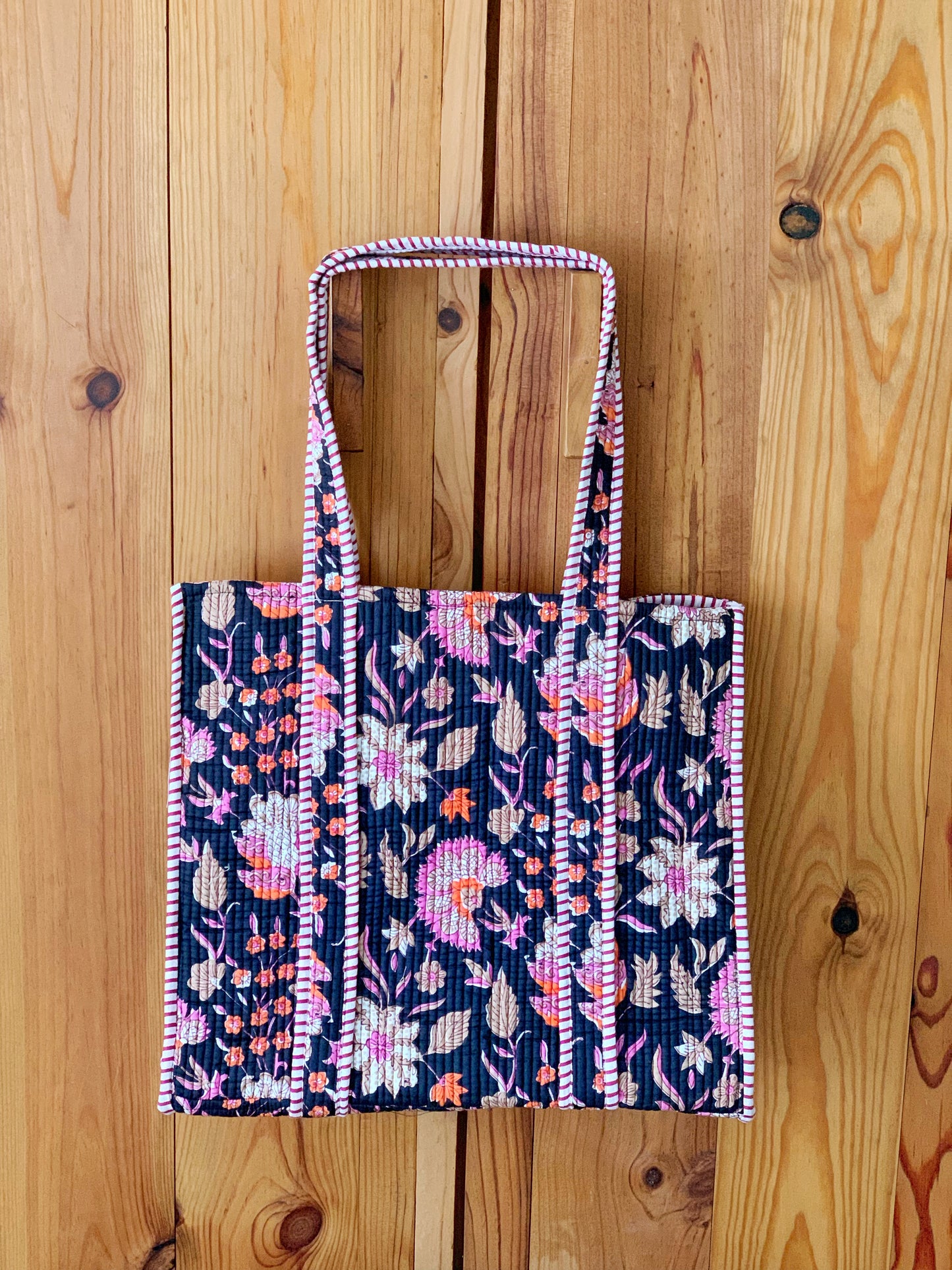 Bolso tote acolchado · Algodón puro estampado block print en India · Bolso hombro enguatado boho hindú · Flores negro rosa