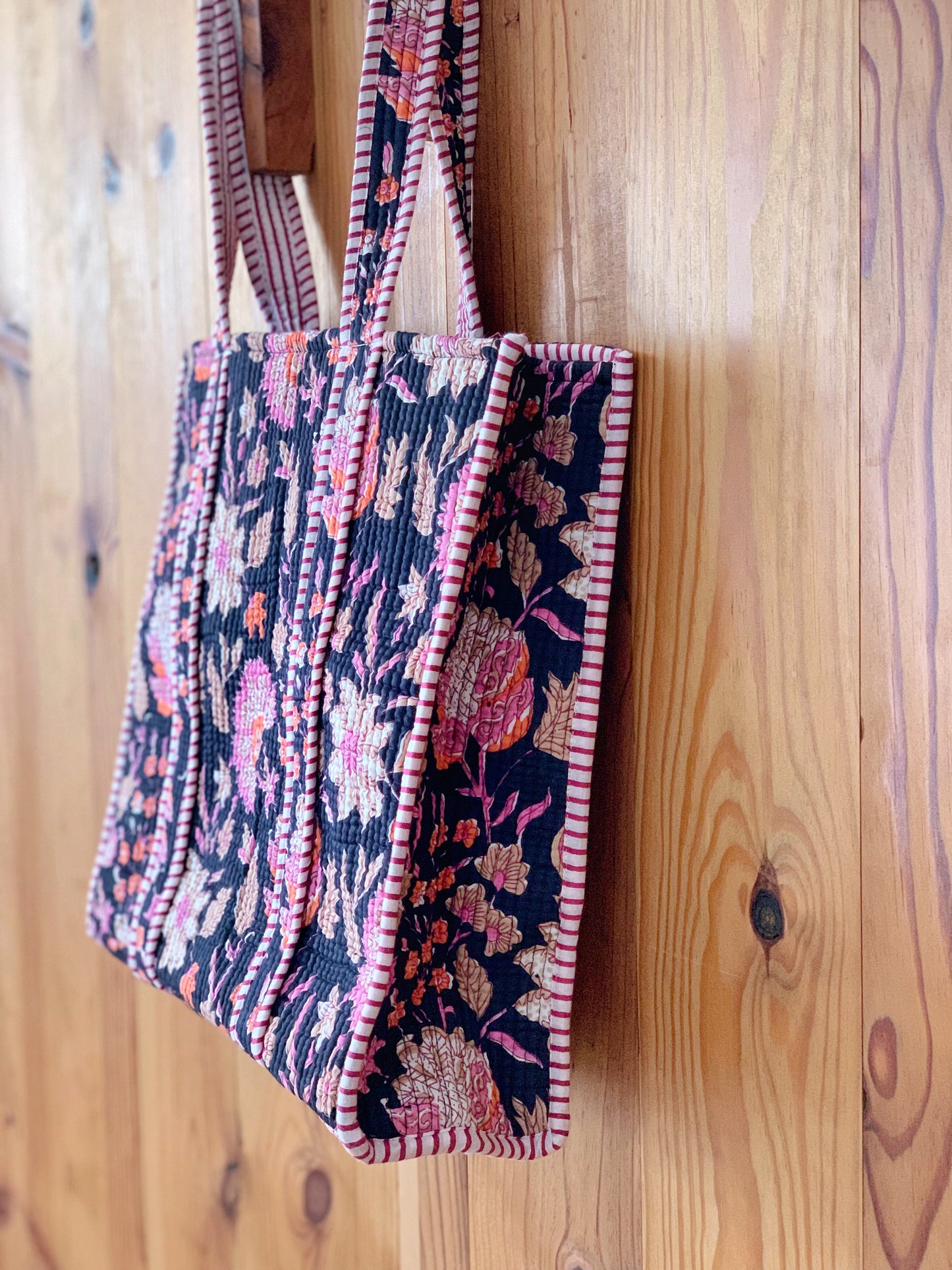 Bolso tote acolchado · Algodón puro estampado block print en India · Bolso hombro enguatado boho hindú · Flores negro rosa