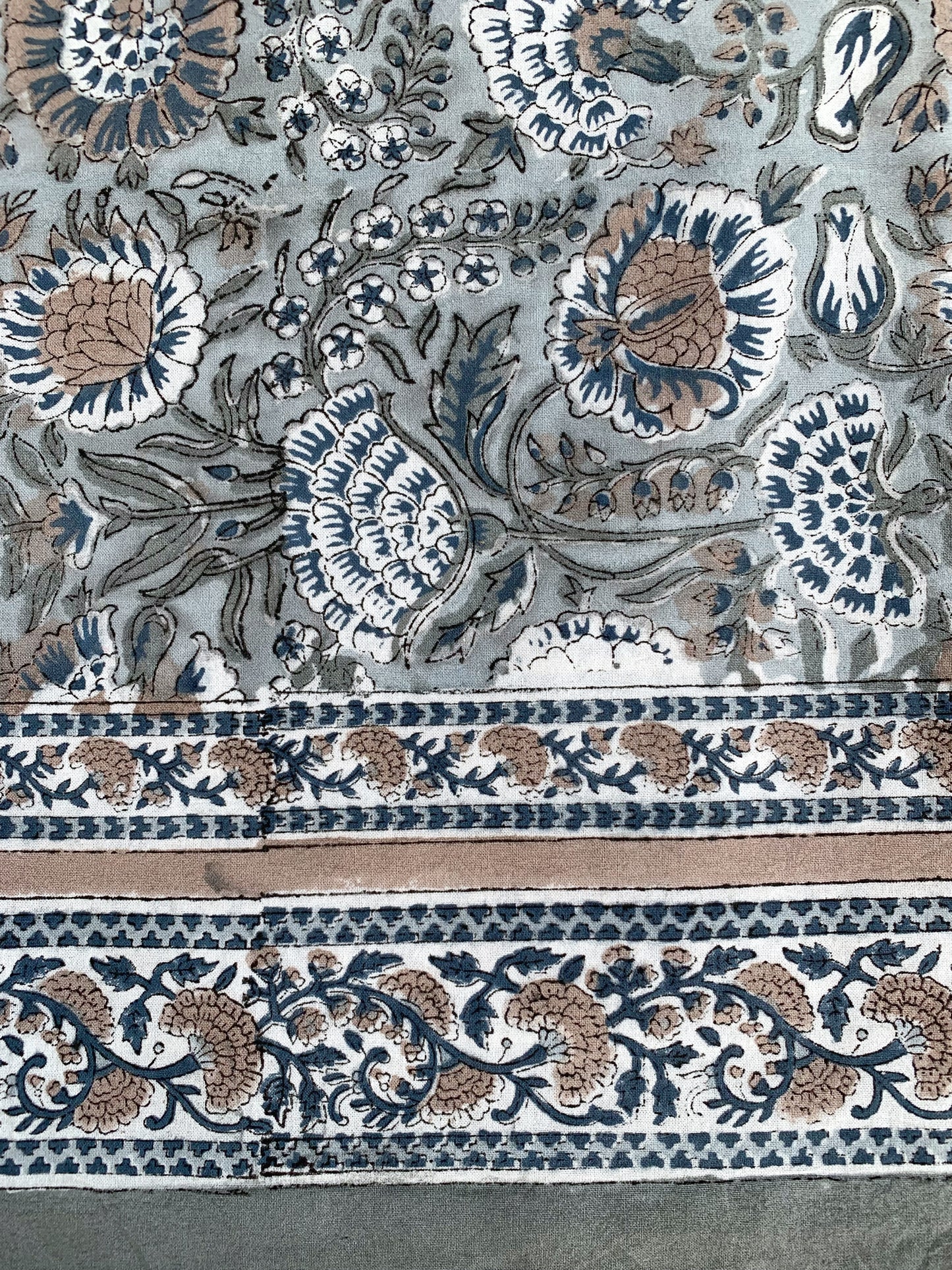 Mantel algodón puro estampado block print artesanal en India · Seis comensales · Mantel boho chic 100% algodón hindú · Flores verde beige
