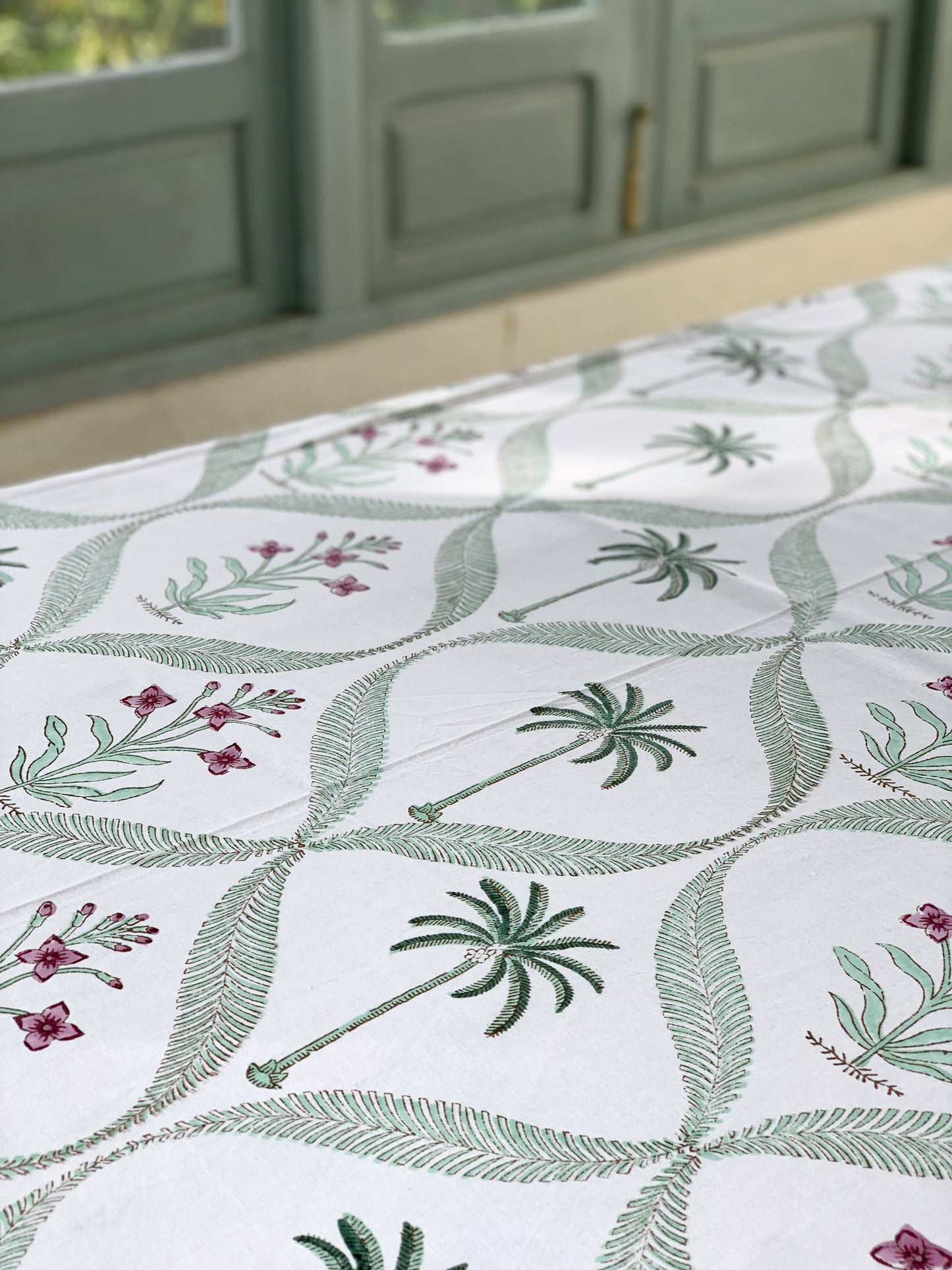 Mantel algodón puro estampado block print artesanal en India · Seis comensales · Mantel boho chic 100% algodón hindú · Blanco palmeras verde