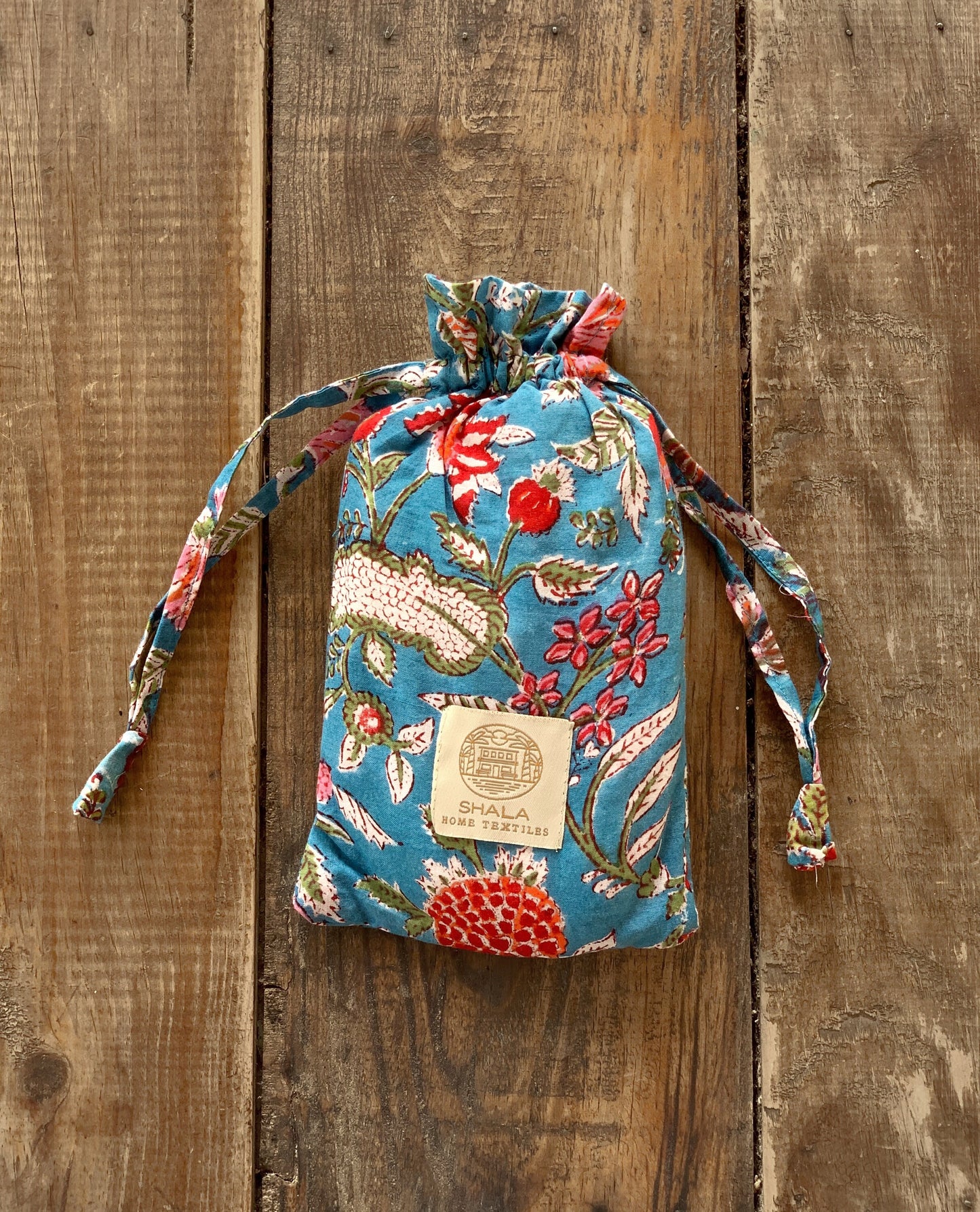 Padded travel slippers with matching bag · Pure cotton block print in India · Bath shower slippers · Blue pink flower