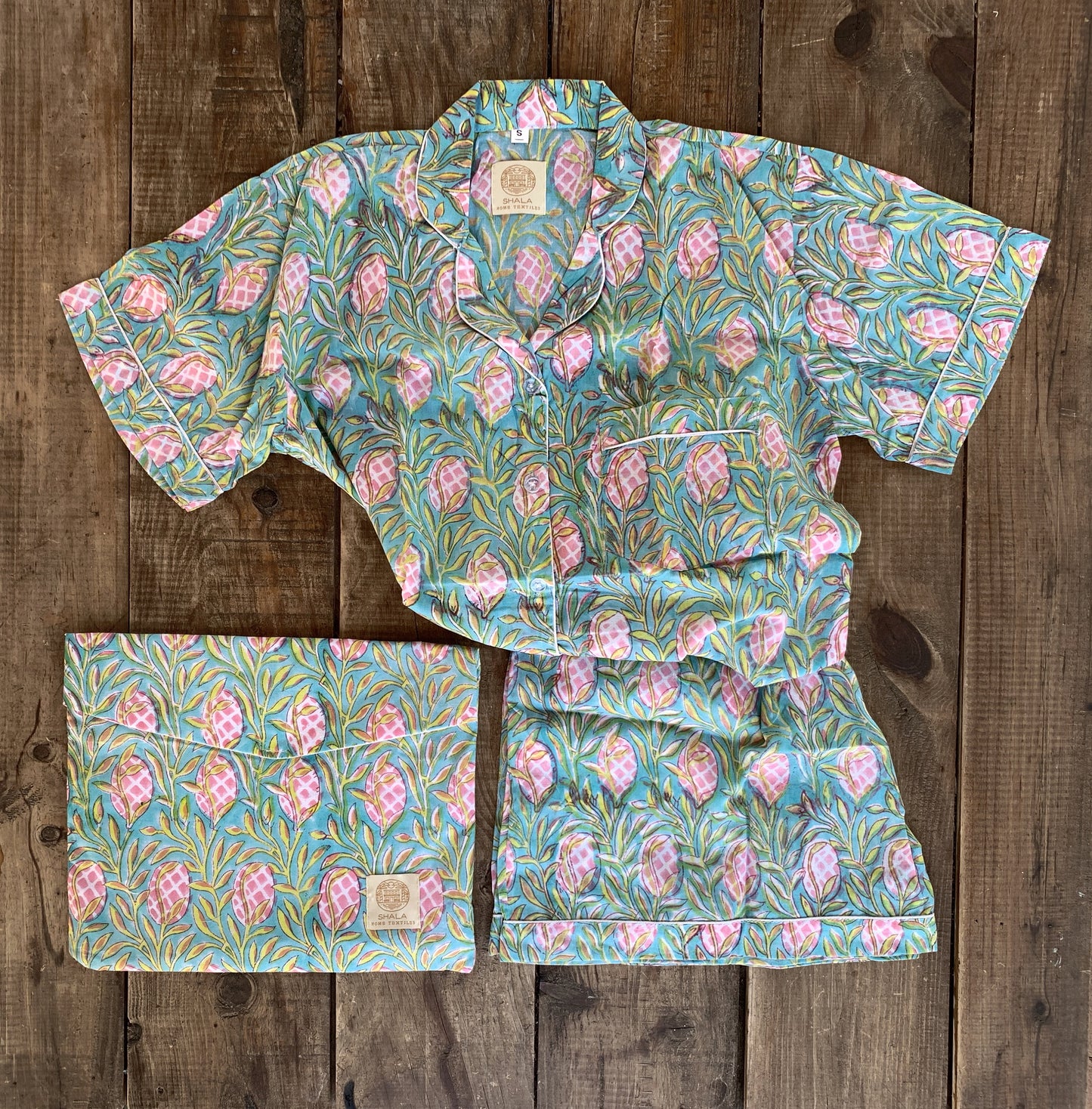 Short-sleeved and pants pajamas · Pure cotton block printed in India · 100% cotton summer pajamas · Turquoise pink pineapples