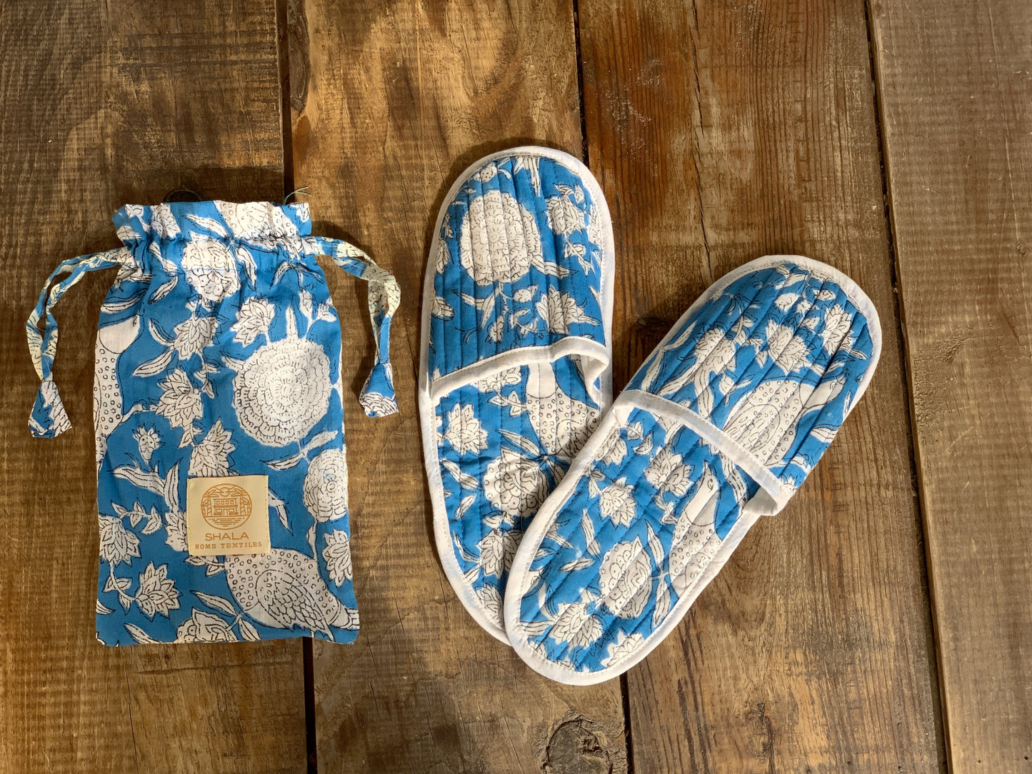 SET regalo baño · Scrunchie coletero, bolsa de aseo & zapatillas a juego · Algodón puro estampado block print en India · Azul mix