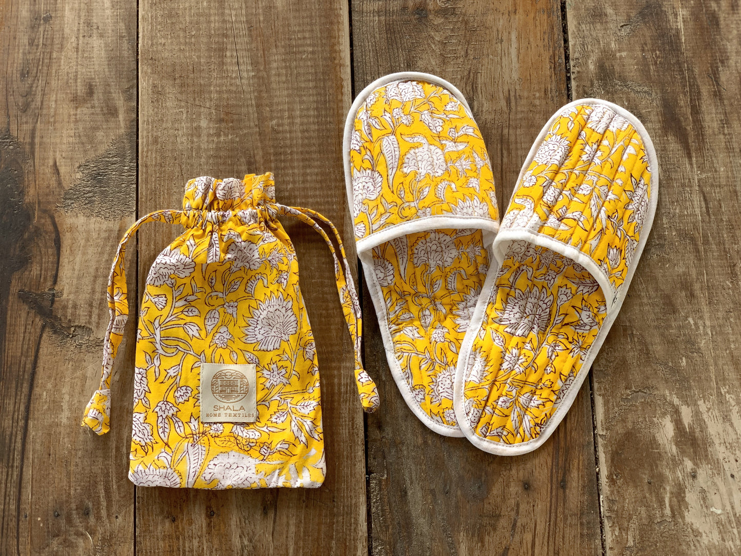 SET regalo baño · Scrunchie coletero, bolsa de aseo & zapatillas a juego · Algodón puro estampado block print en India · Verde mix