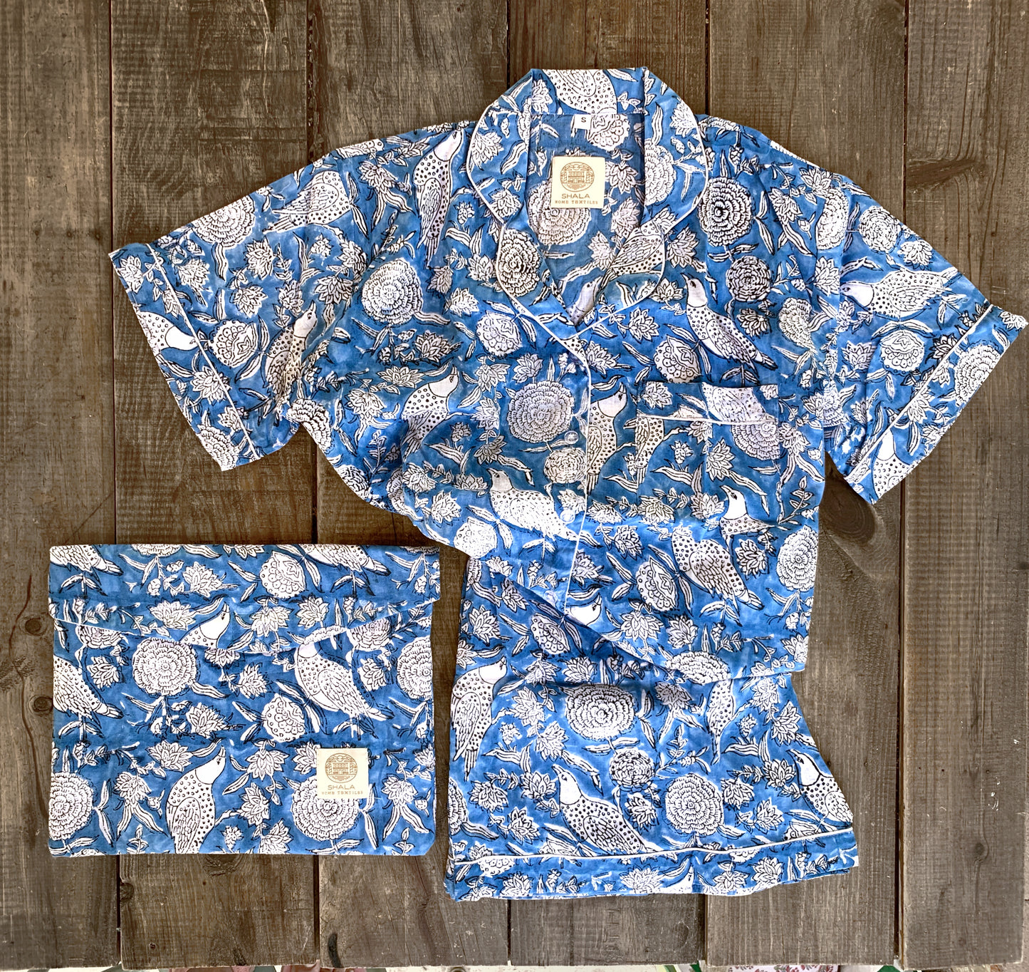 SET regalo · Pijama manga/pantalón corto & bolsa aseo a juego · Algodón puro estampado block print artesanal en India · Azul
