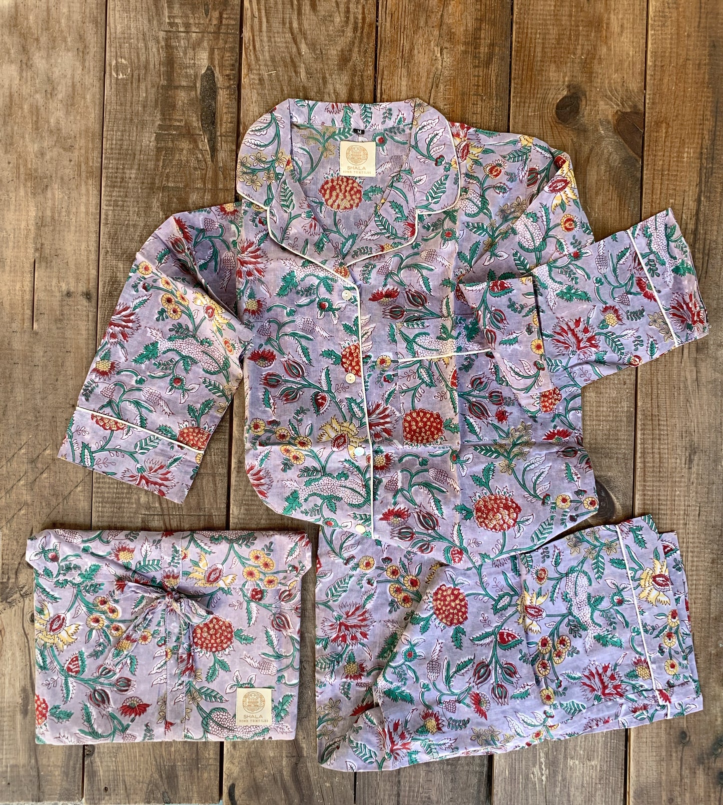 SET regalo · Pijama manga/pantalón largo & bolsa aseo a juego · Algodón puro estampado block print artesanal en India · Gris / Lila