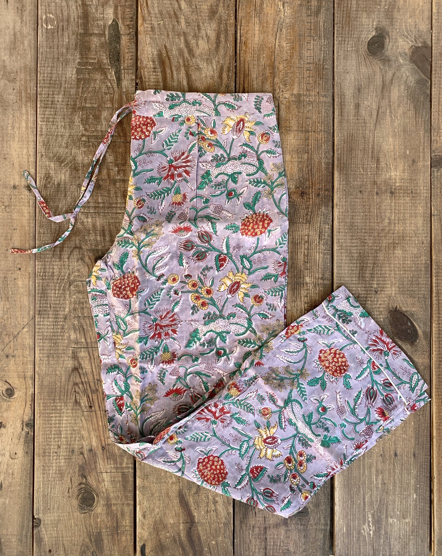 SET regalo · Pijama manga/pantalón largo & bolsa aseo a juego · Algodón puro estampado block print artesanal en India · Gris / Lila