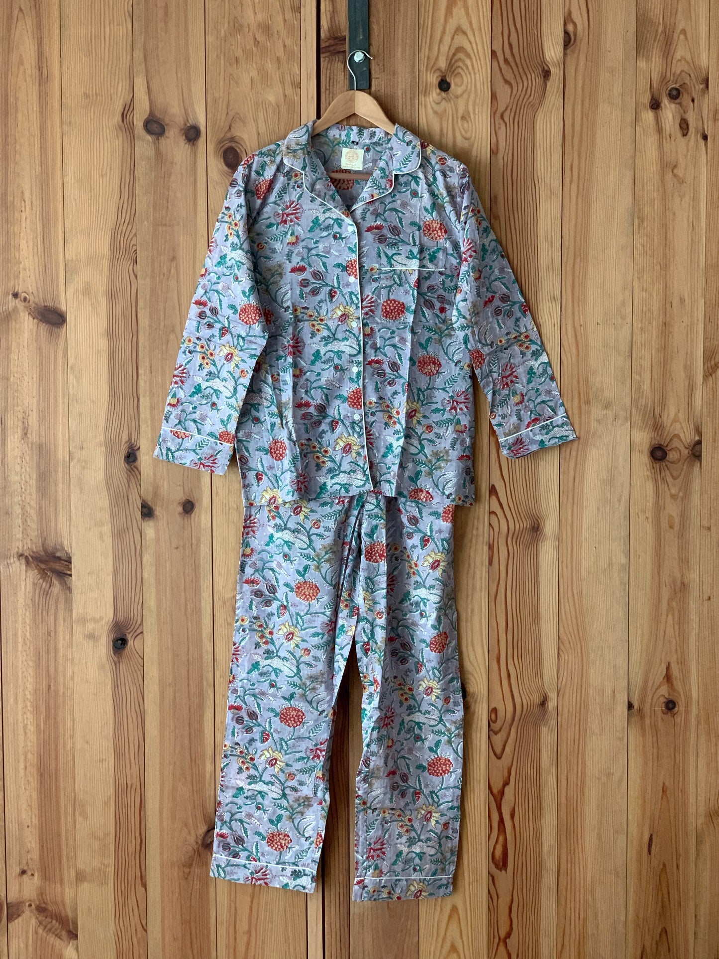 SET regalo · Pijama manga/pantalón largo & bolsa aseo a juego · Algodón puro estampado block print artesanal en India · Gris / Lila