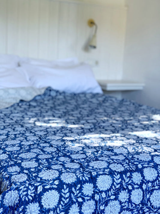 Kantha algodón 100% estampado artesanal block print India · Plaid · Colcha verano · Cubre sofá hindú · Flores azul blanco