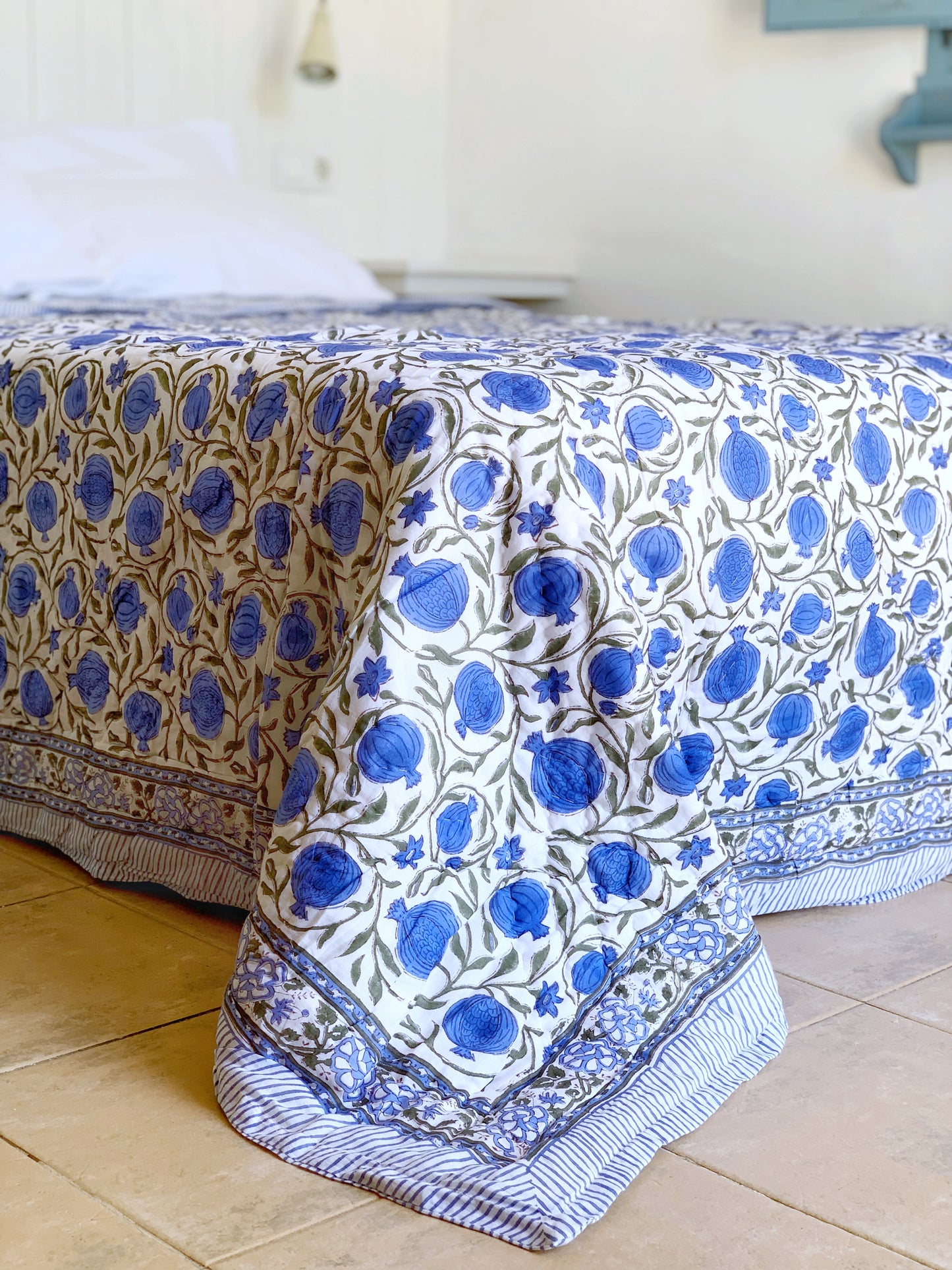 Jaipuri Razai · Edredón de algodón 100% · Hecho en India · Impresión artesanal block print · Reversible flores granadas azul · Queen size