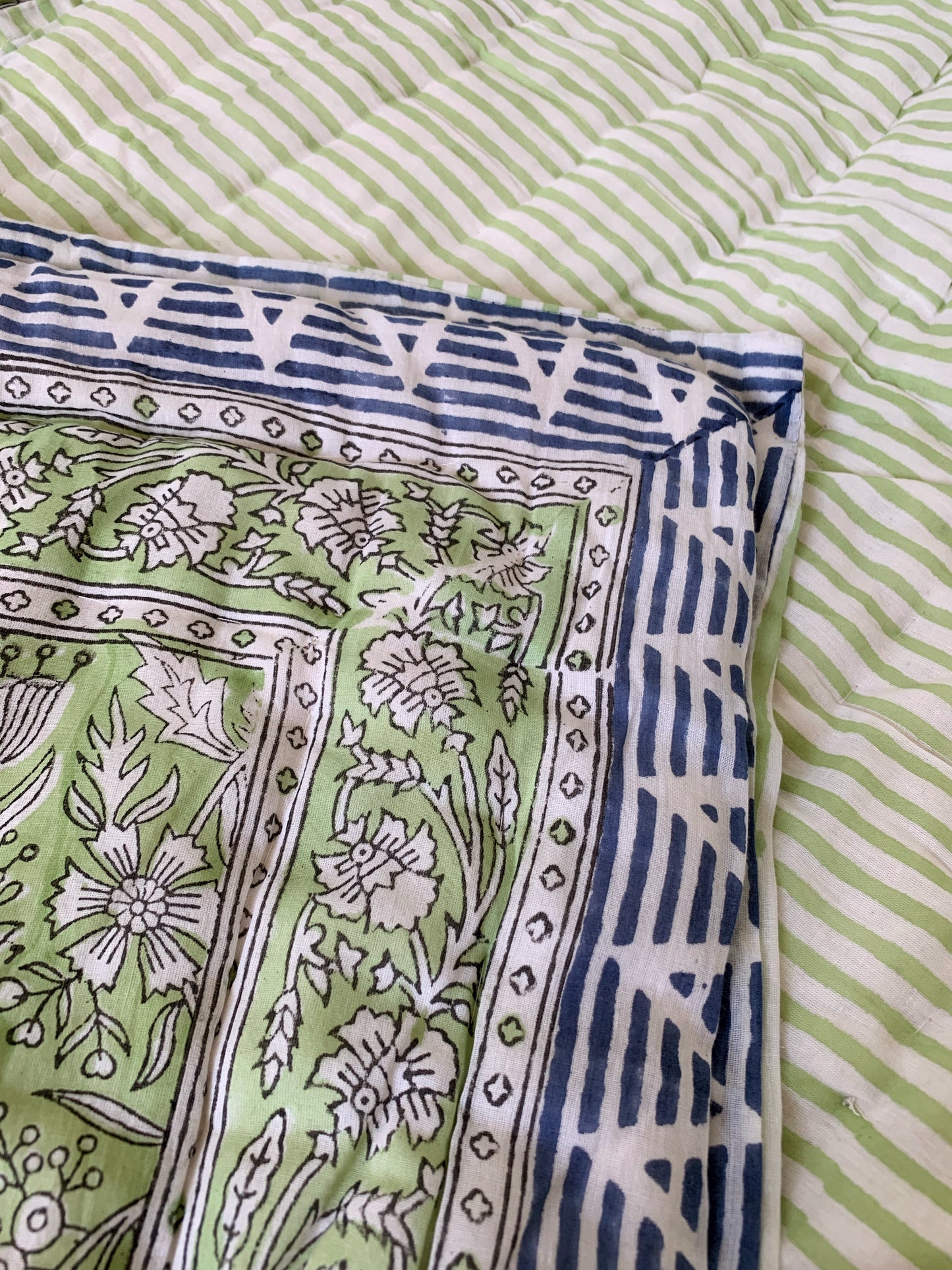 Jaipuri Razai · Edredón de algodón 100% · Hecho en India · Impresión artesanal block print · Reversible flores rayas verde · Queen size/ Individual