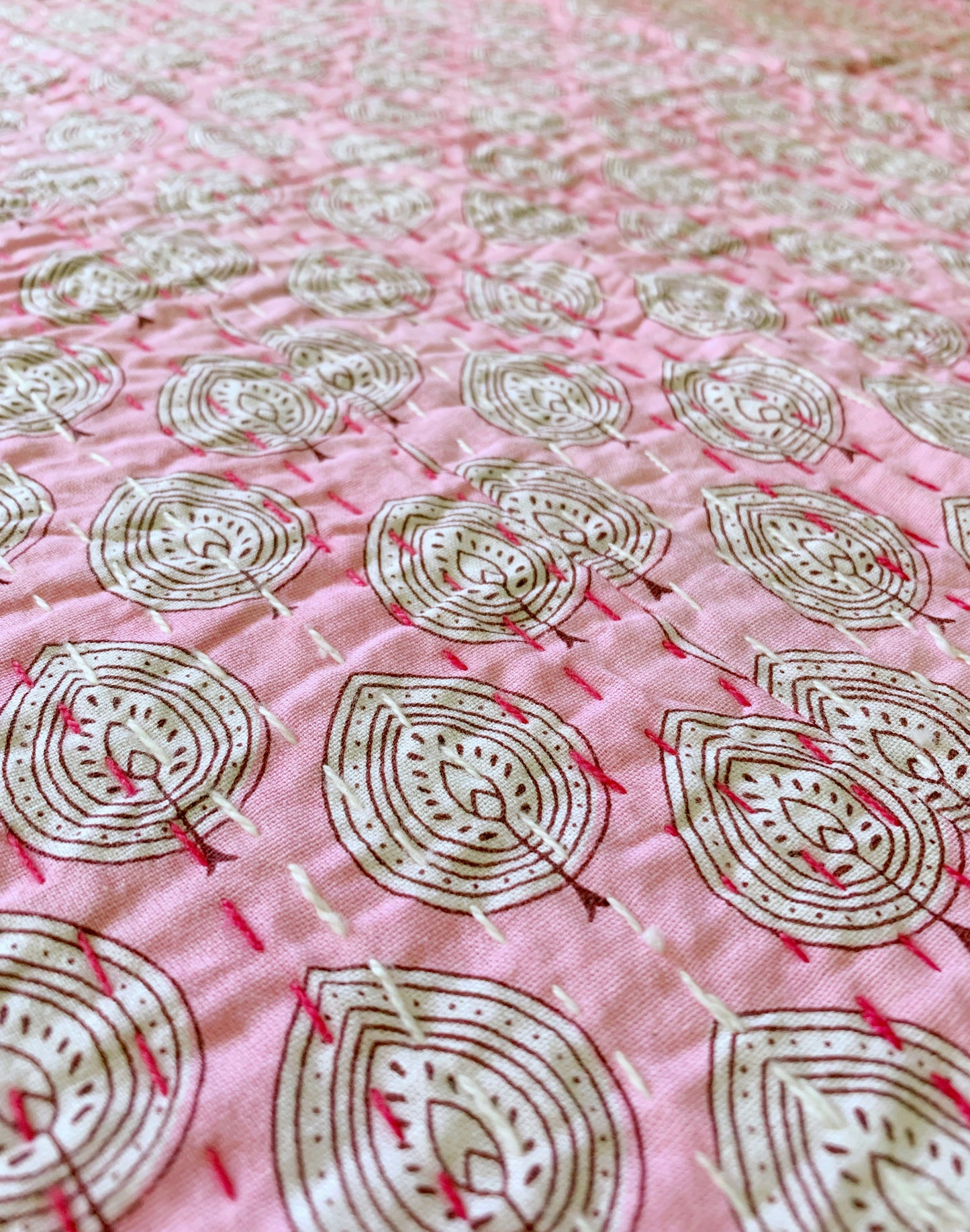 Kantha algodón 100% estampado artesanal block print India · Plaid · Colcha verano · Cubre sofá hindú · Hojas rosa blanco