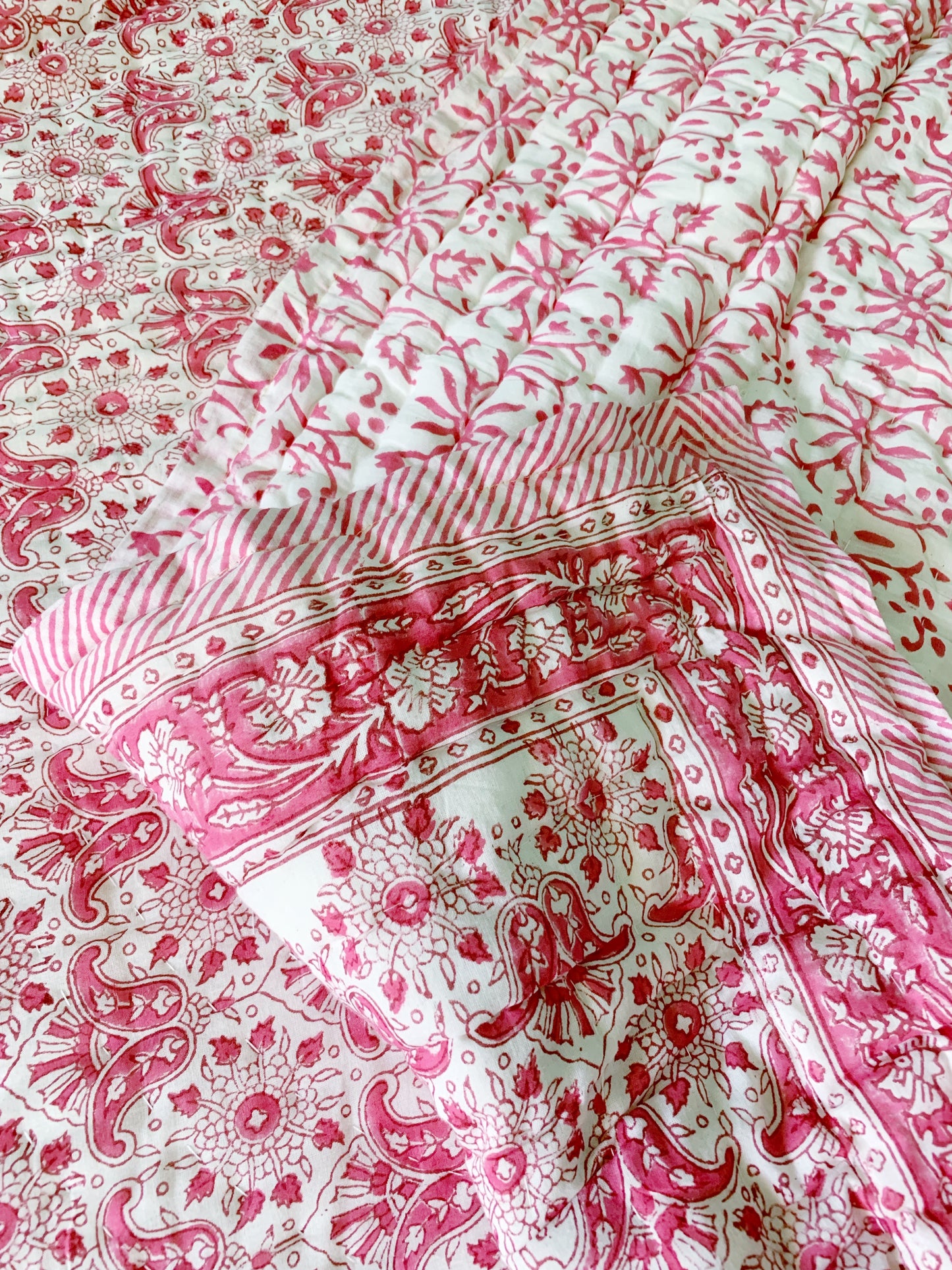Jaipuri Razai · Edredón algodón 100% · Hecho en India · Impresión artesanal block print · Reversible flores rosa · Individual/ Queen size