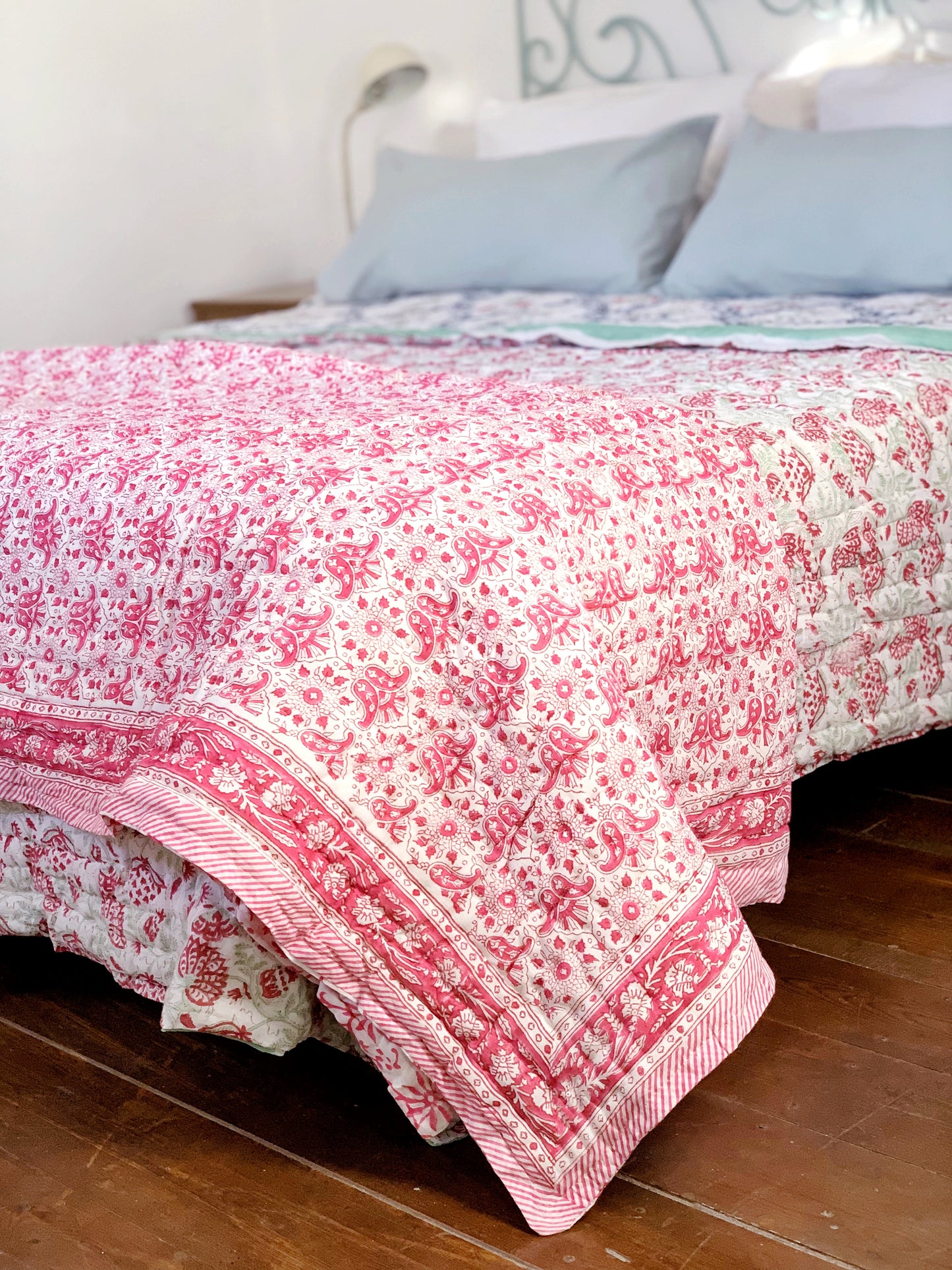 Jaipuri Razai · Edredón algodón 100% · Hecho en India · Impresión artesanal block print · Reversible flores rosa · Individual/ Queen size