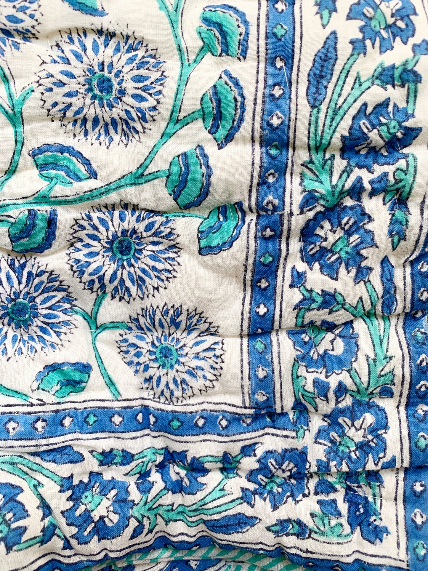Jaipuri Razai · Edredón algodón 100% · Hecho en India · Impresión artesanal block print · Reversible flores/rayas verde y azul · Individual/Queen size