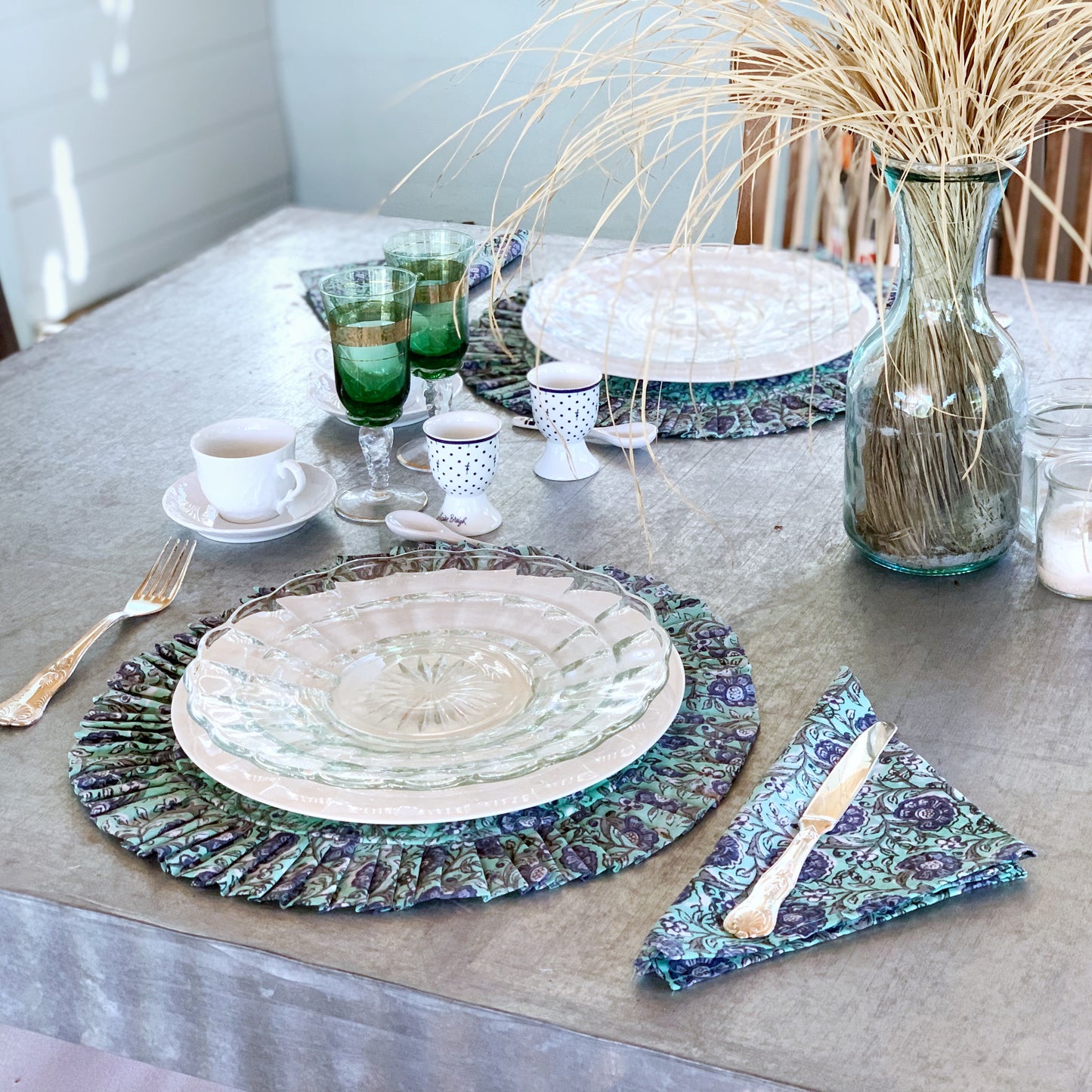 Round quilted placemat with ruffle plus napkins Pure cotton block print in India Set of 2 Green flowers