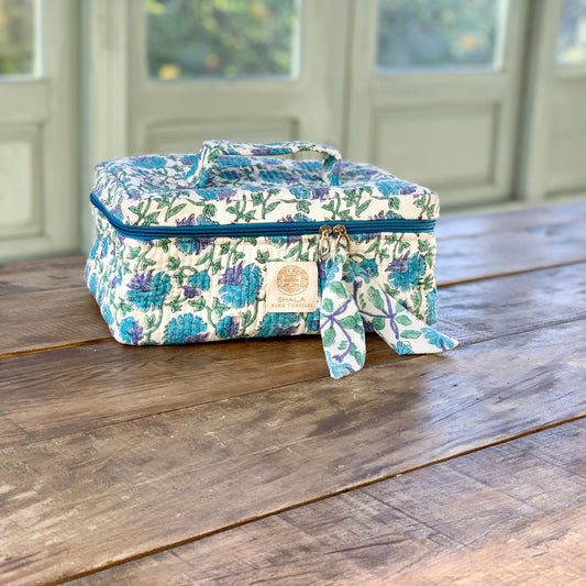 Bolsa de aseo enguatada · Neceser de viaje apertura superior acolchado · Algodón puro estampado block print en India · Flores azul