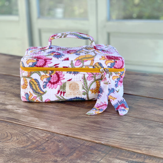 Bolsa de aseo enguatada · Neceser de viaje apertura superior acolchado · Algodón puro estampado block print en India · Flores rosa amarillo