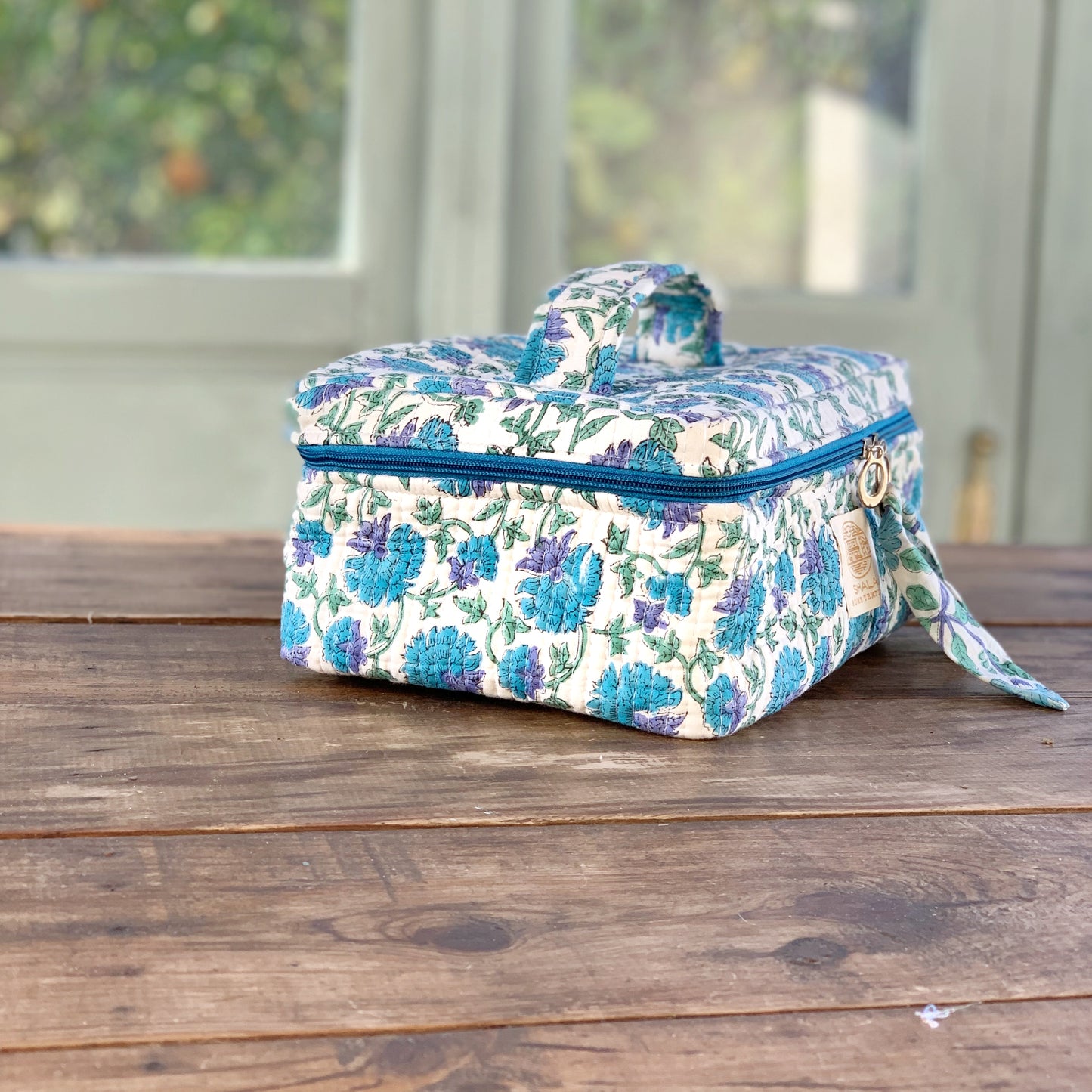 Bolsa de aseo enguatada · Neceser de viaje apertura superior acolchado · Algodón puro estampado block print en India · Flores azul